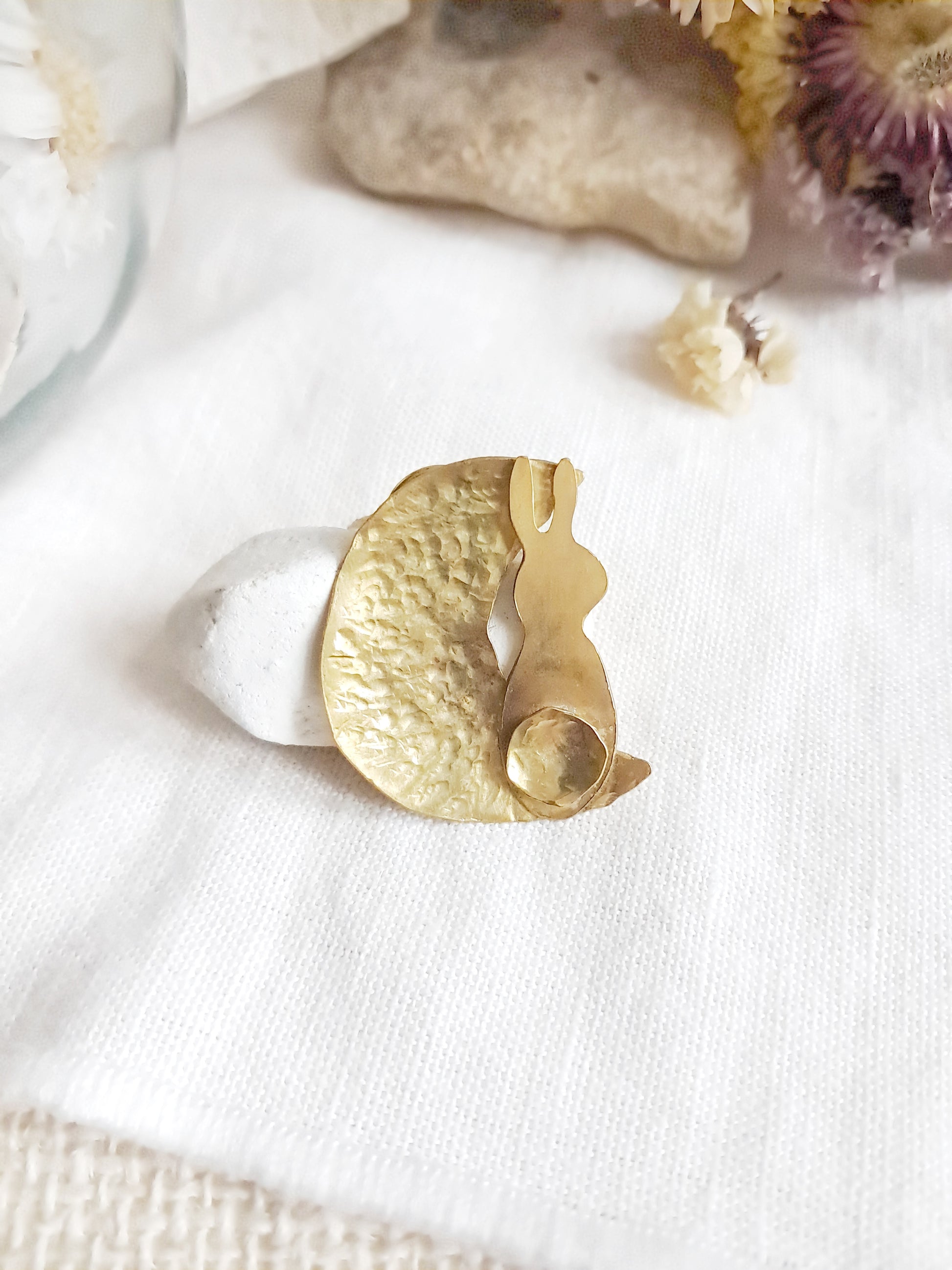 Pin's lapin dans la lune en laiton