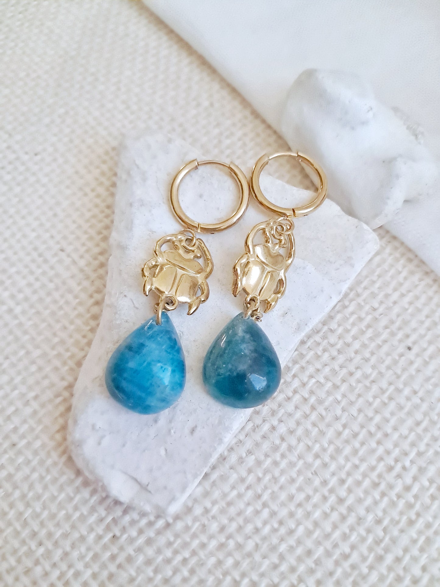 Boucles d'oreilles créoles scarabées en apatite