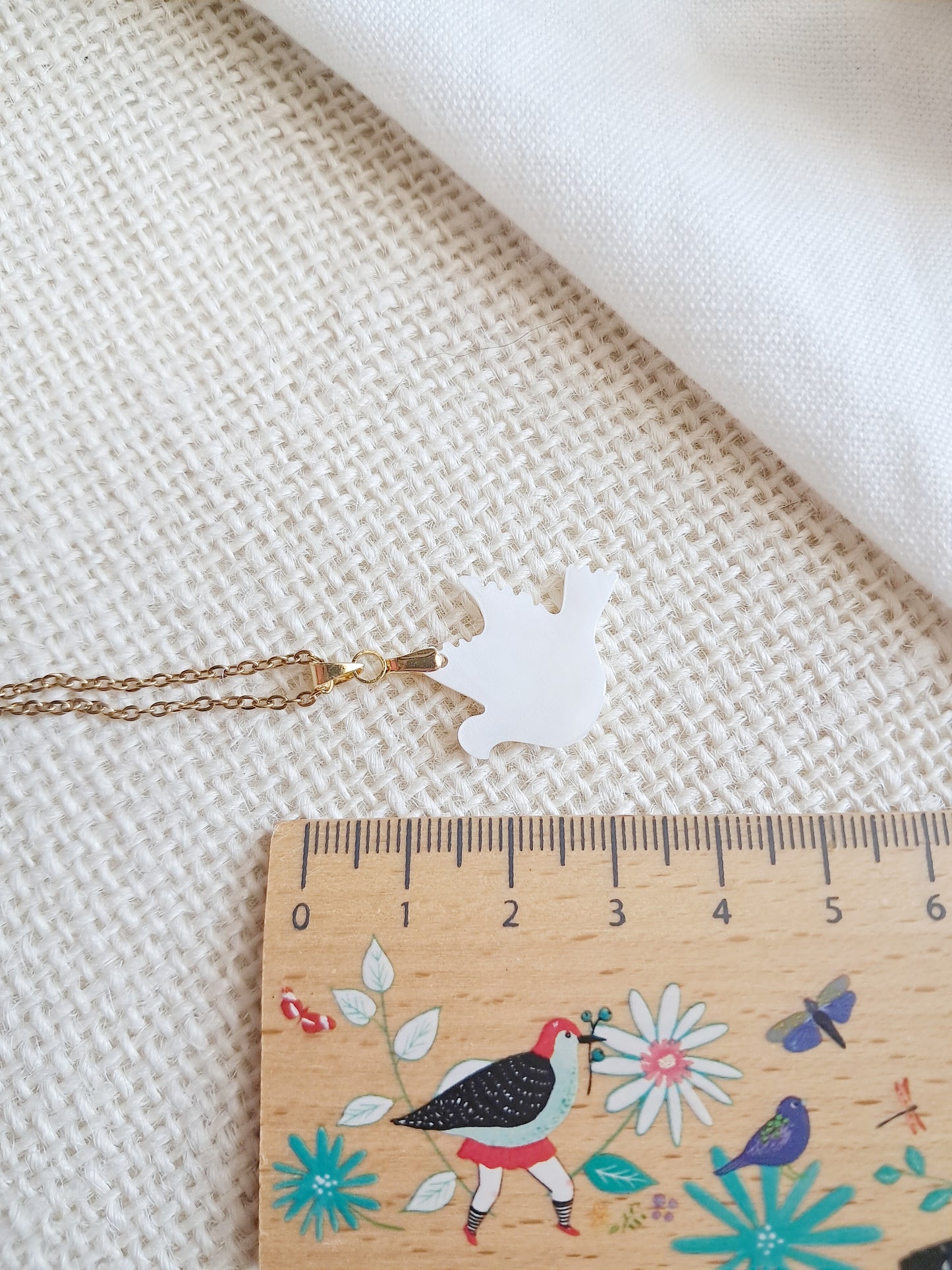 Collier colombe en coquillage et acier inoxydable doré