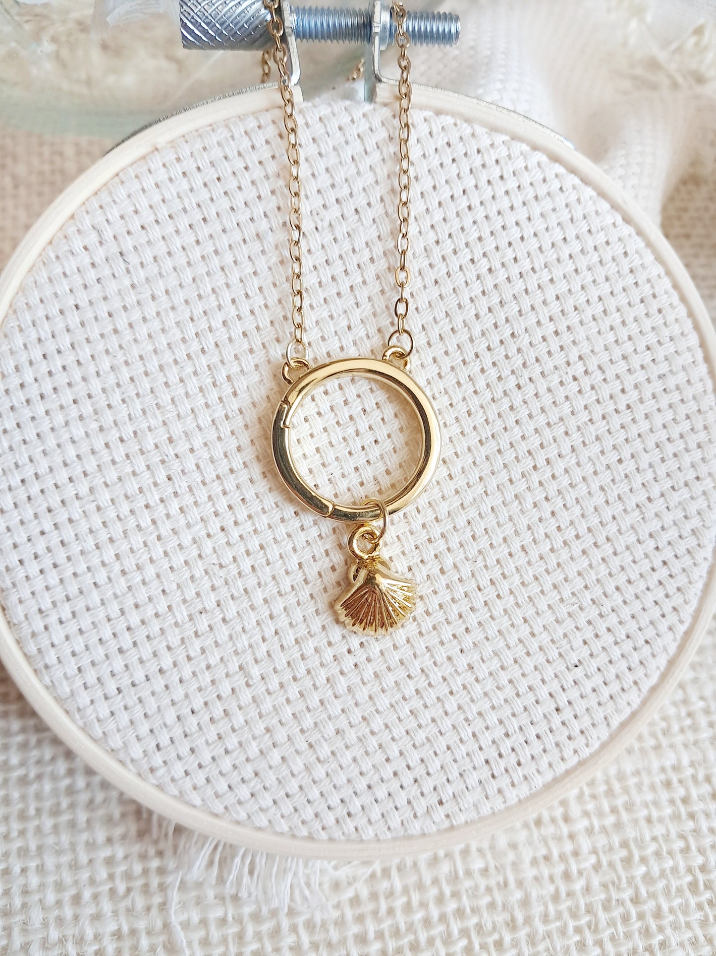 Collier anneau breloque coquille Saint-Jacques en acier inoxydable doré