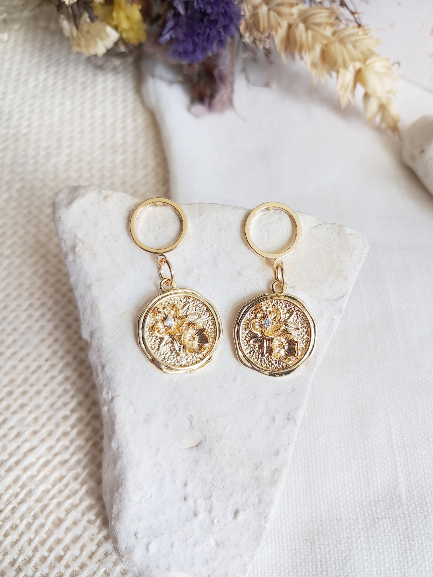 Boucles d'oreilles pendantes cercles et médaillons fleurs de cerisier