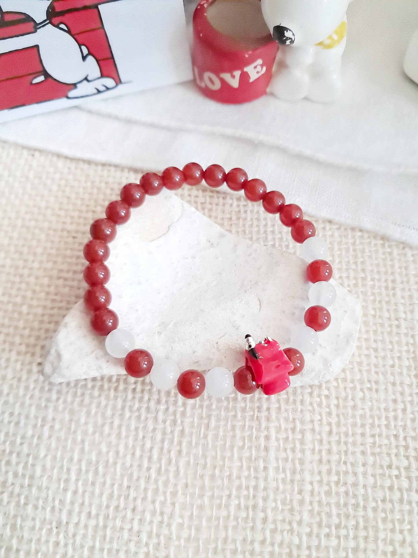 Bracelet Snoopy sur sa niche avec sa breloque en argent 925