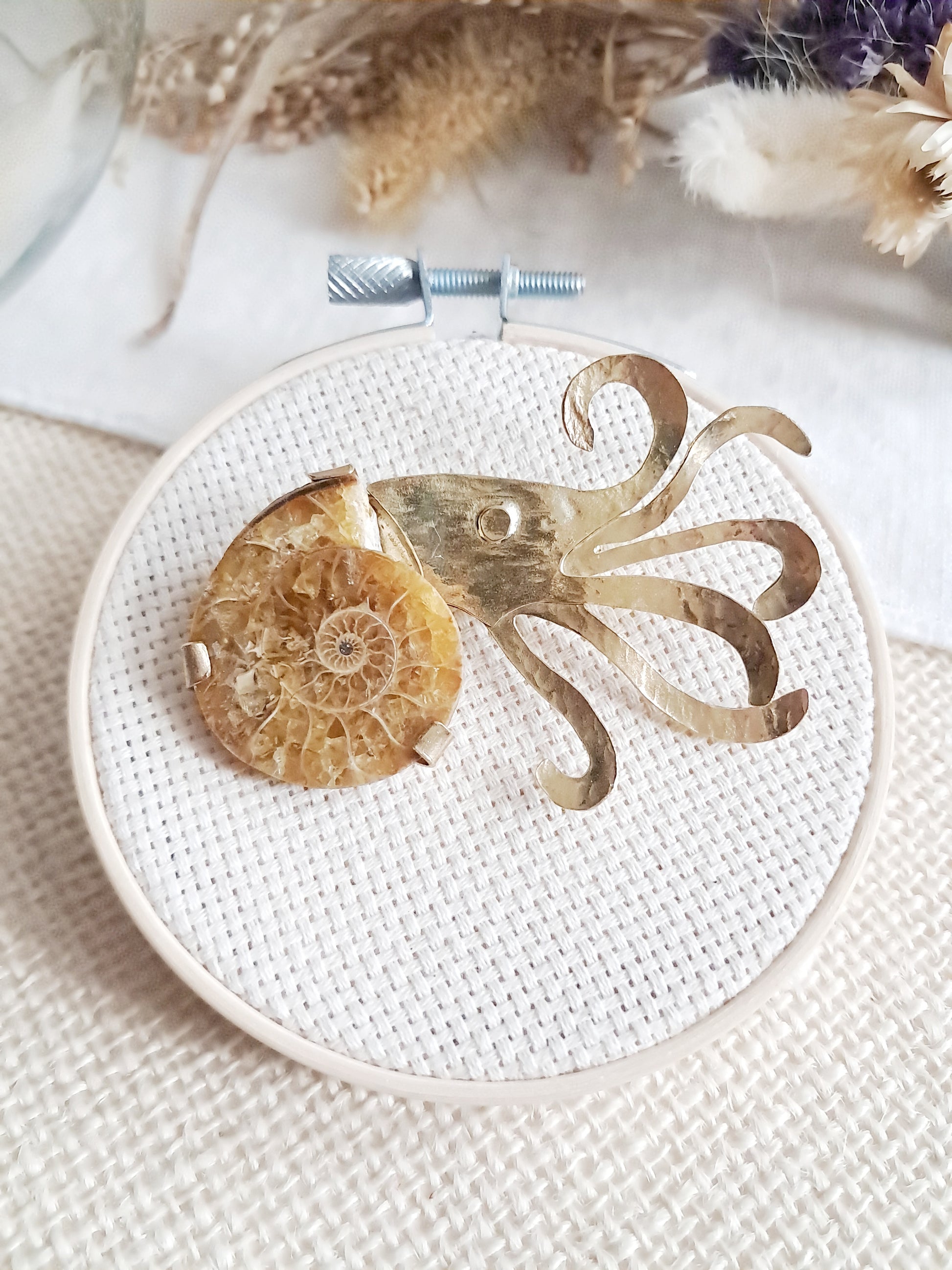Broche Nautilus en ammonite et laiton