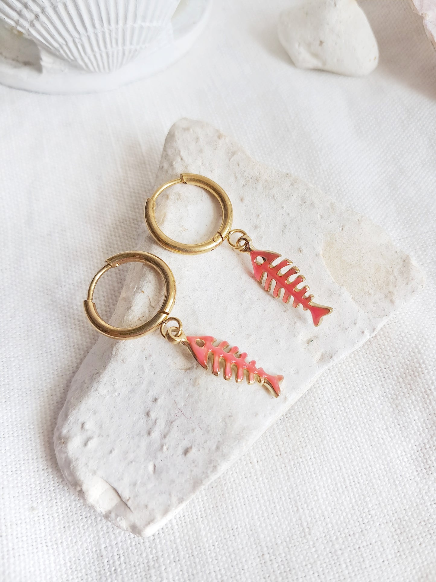 Boucles d'oreilles créoles arêtes de poisson roses en acier inoxydable doré