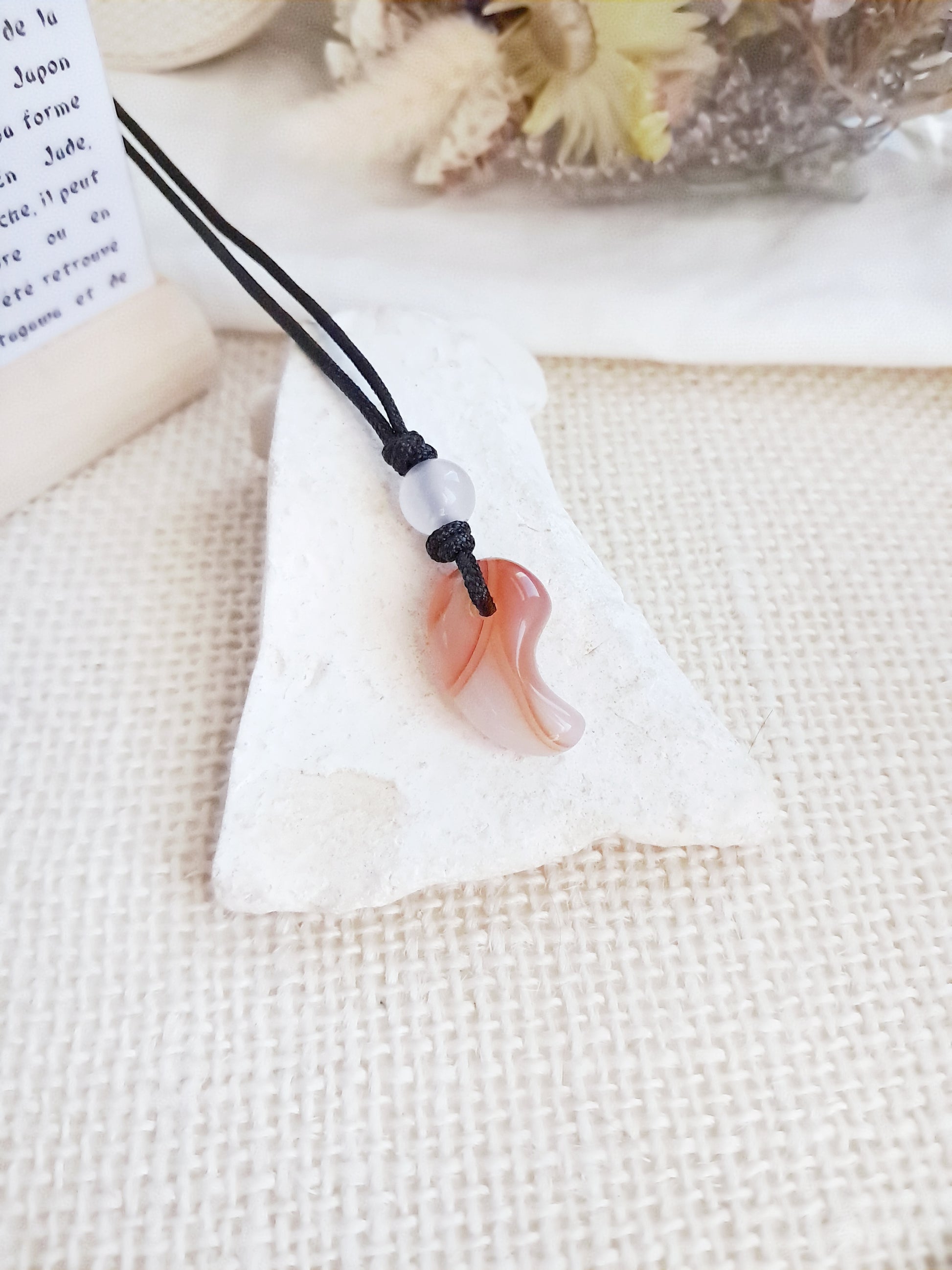 Collier en cordon Magatama Gogok en agate cornaline