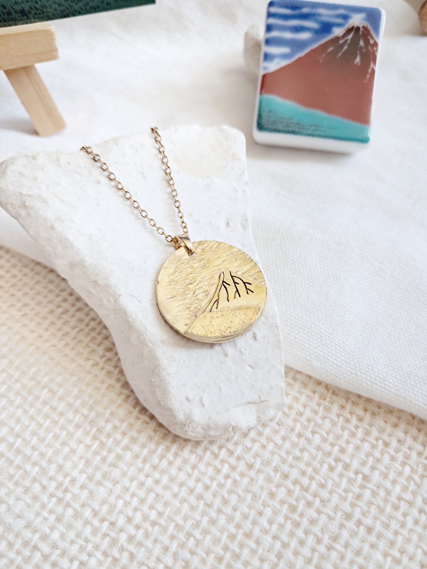 Collier Fuji par temps clair par Hokusai