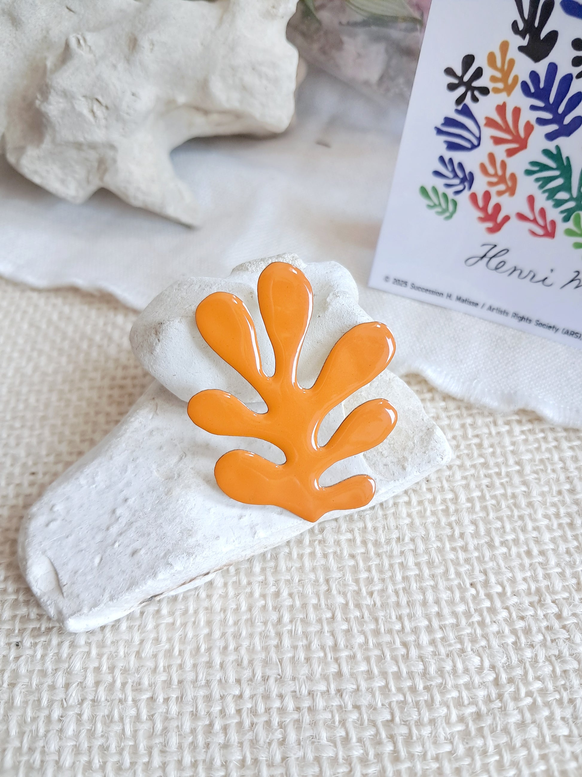 Pin's algue orange inspirée de Matisse