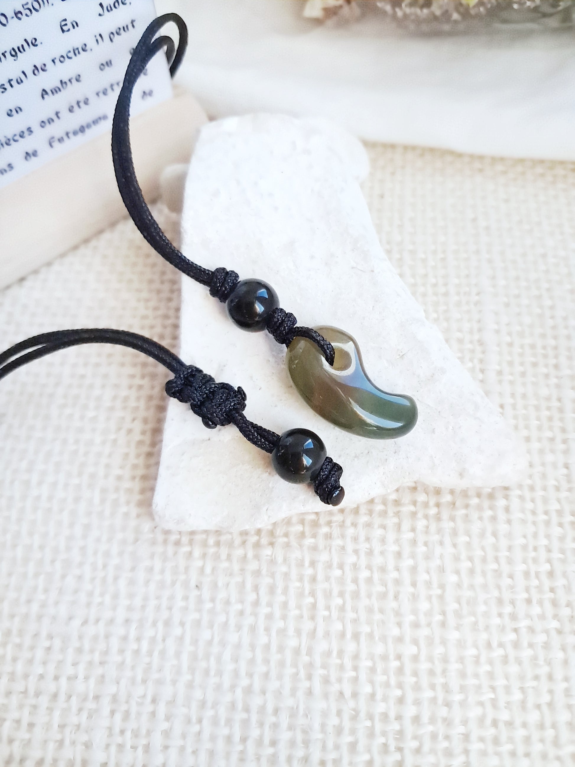 Collier Magatama Gogok en agate indienne bicolore