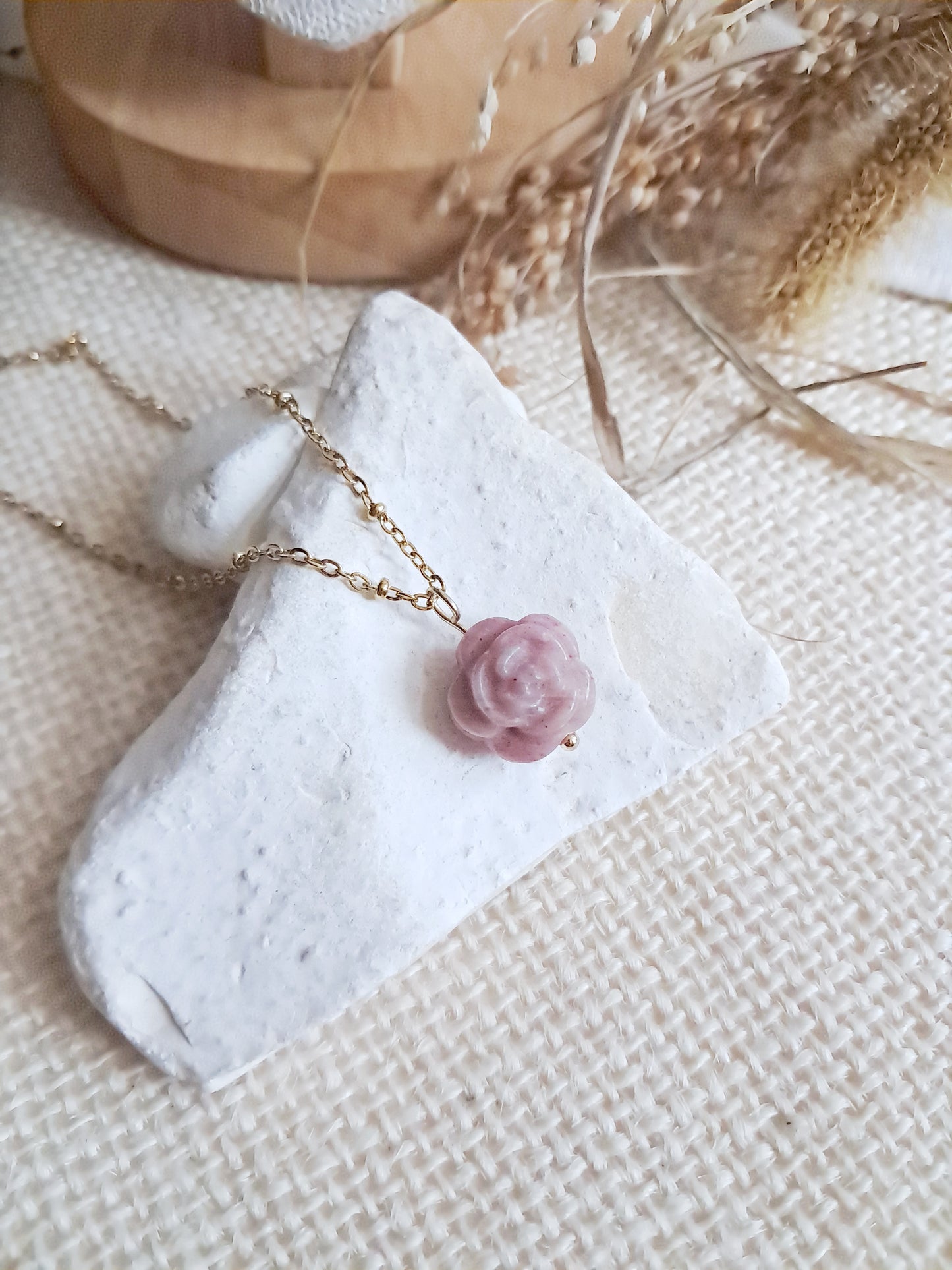 Collier rose en rhodonite et acier inoxydable doré