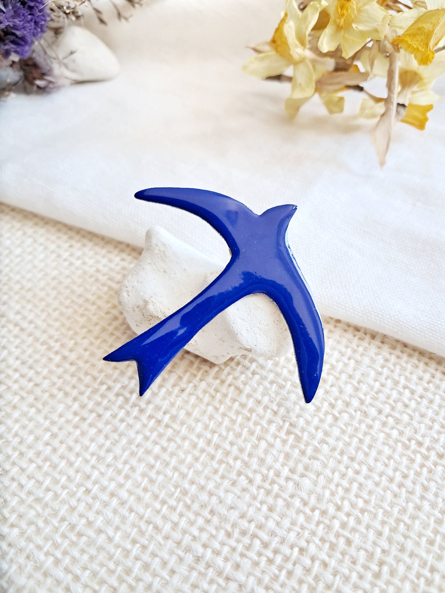 Pin's oiseau bleu de Matisse en laiton et émail