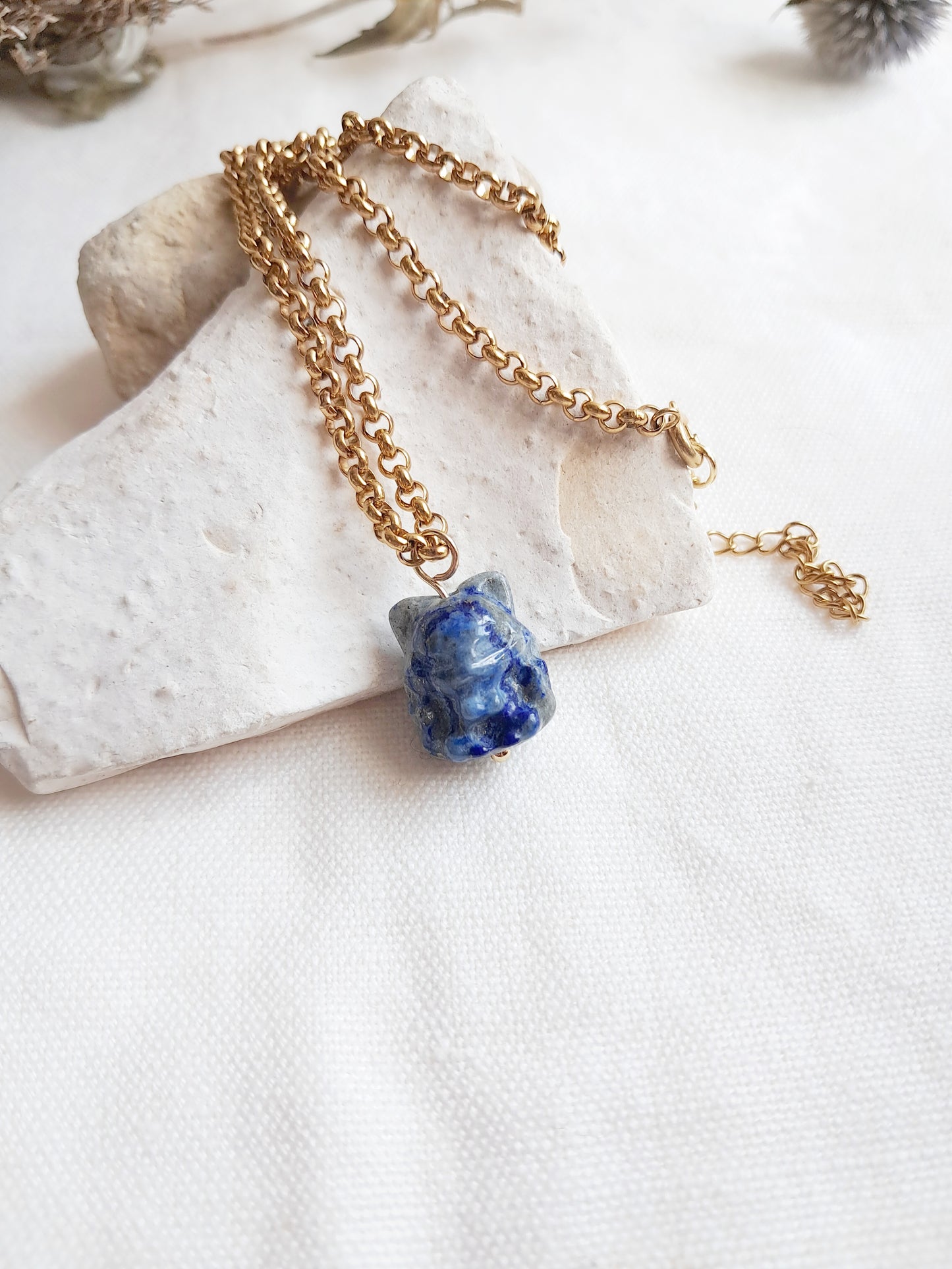 Collier renard à neuf queues en lapis-lazuli et acier inoxydable doré