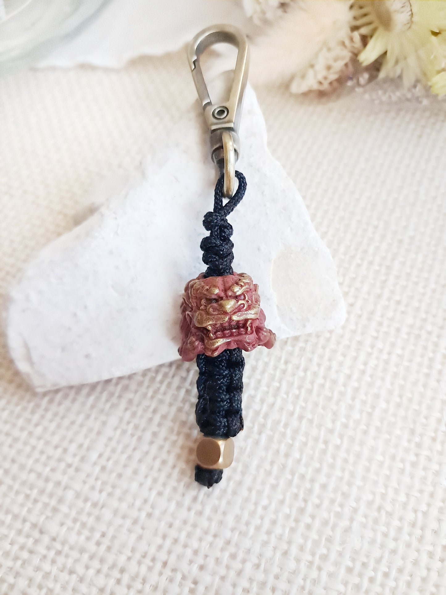 Porte-clés inspiré d'une cuirasse à décor de komainu