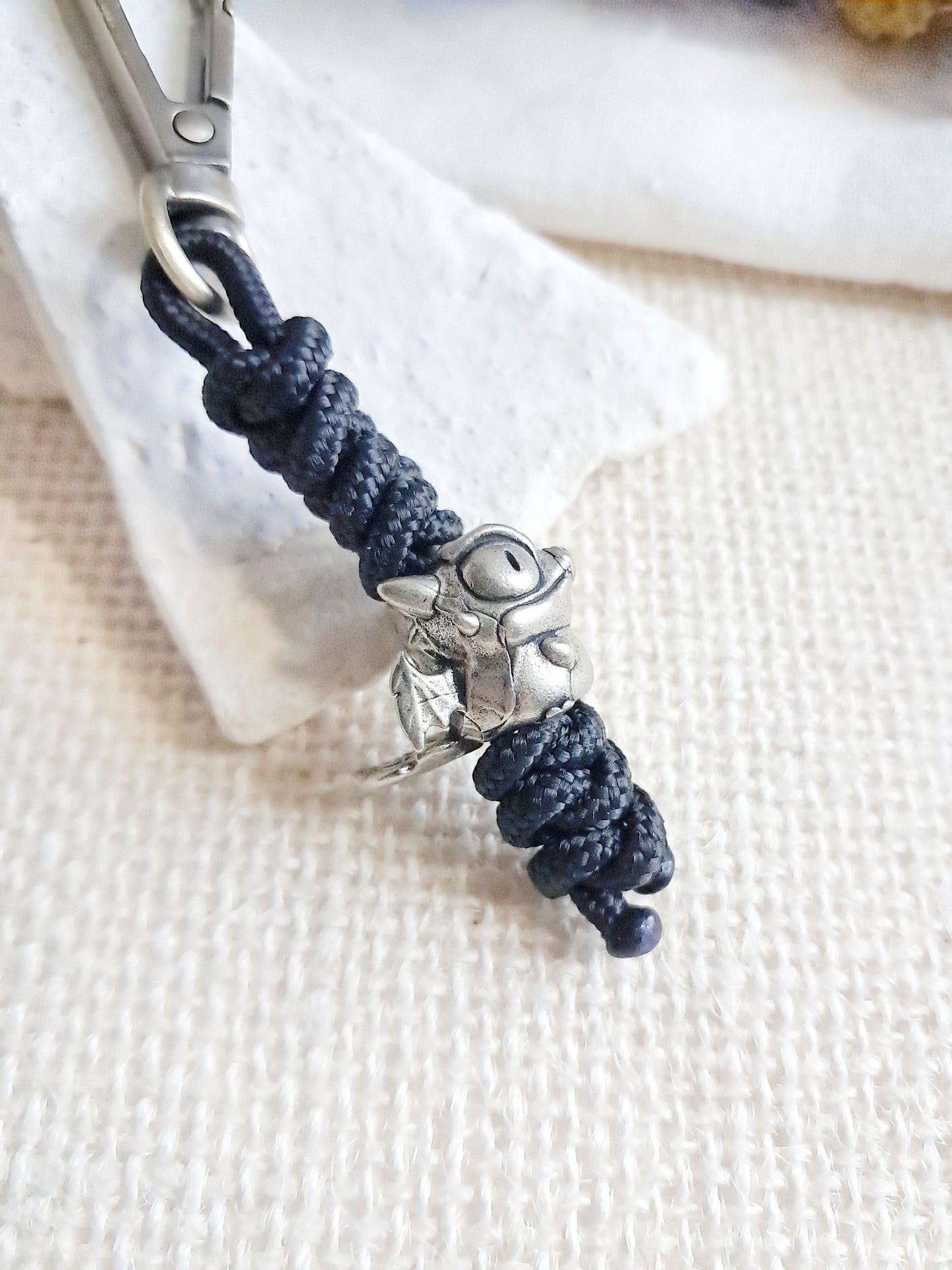 Porte-clés bébé dragon en laiton