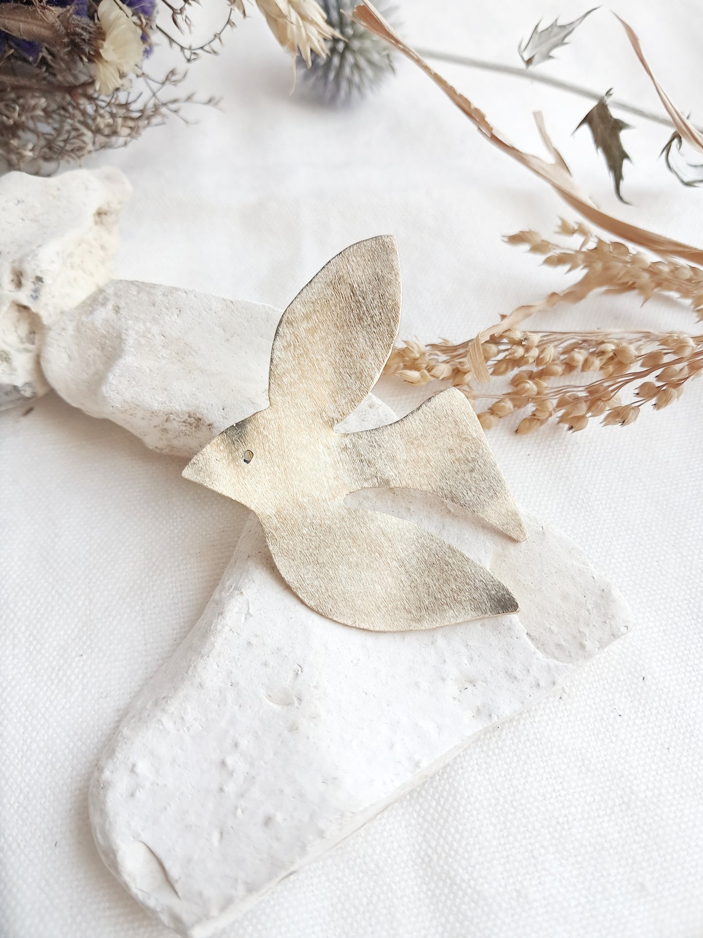 Pin's oiseau texturé en laiton