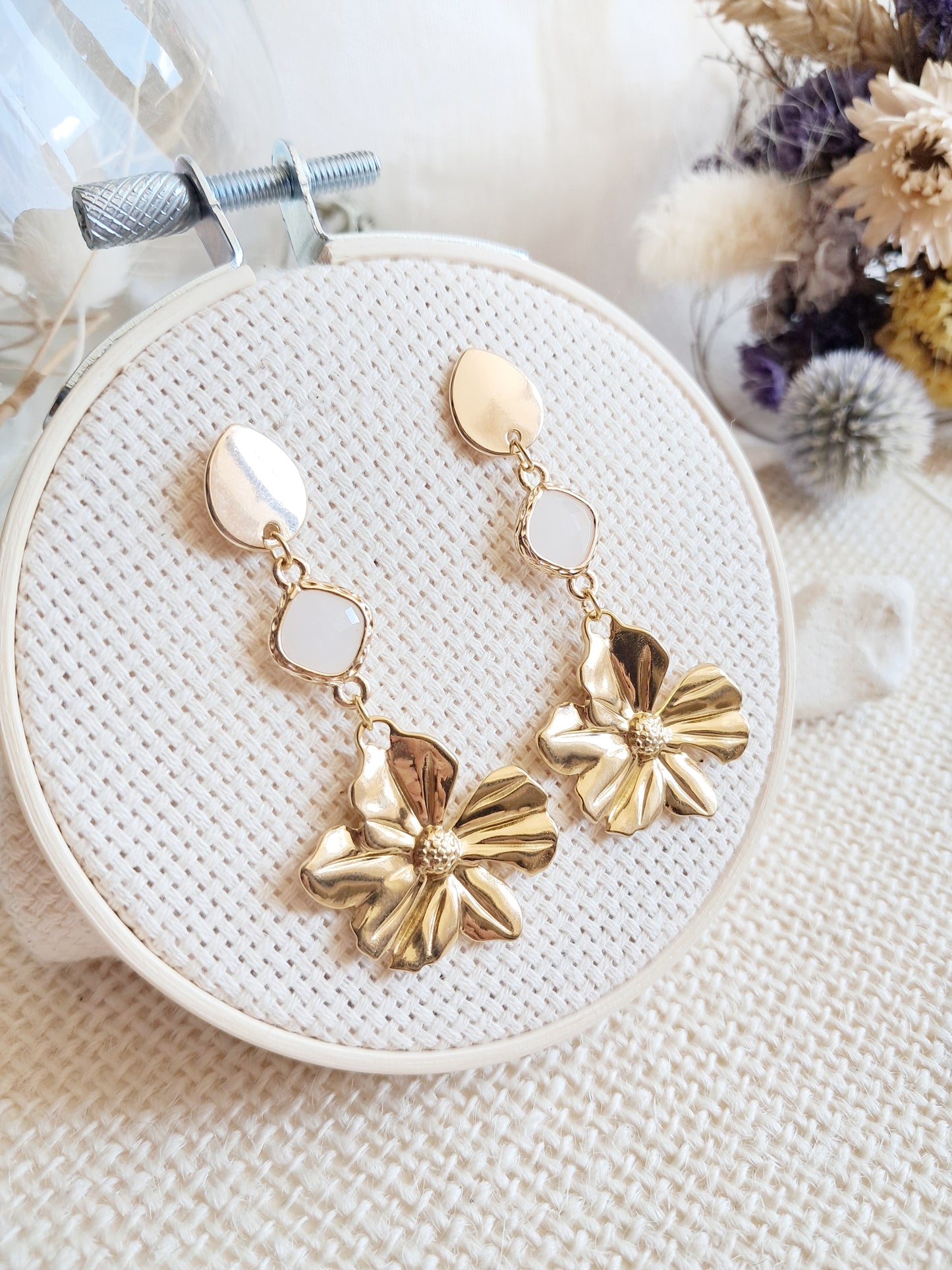 Boucles d'oreilles pendantes fleurs dorées et blanches