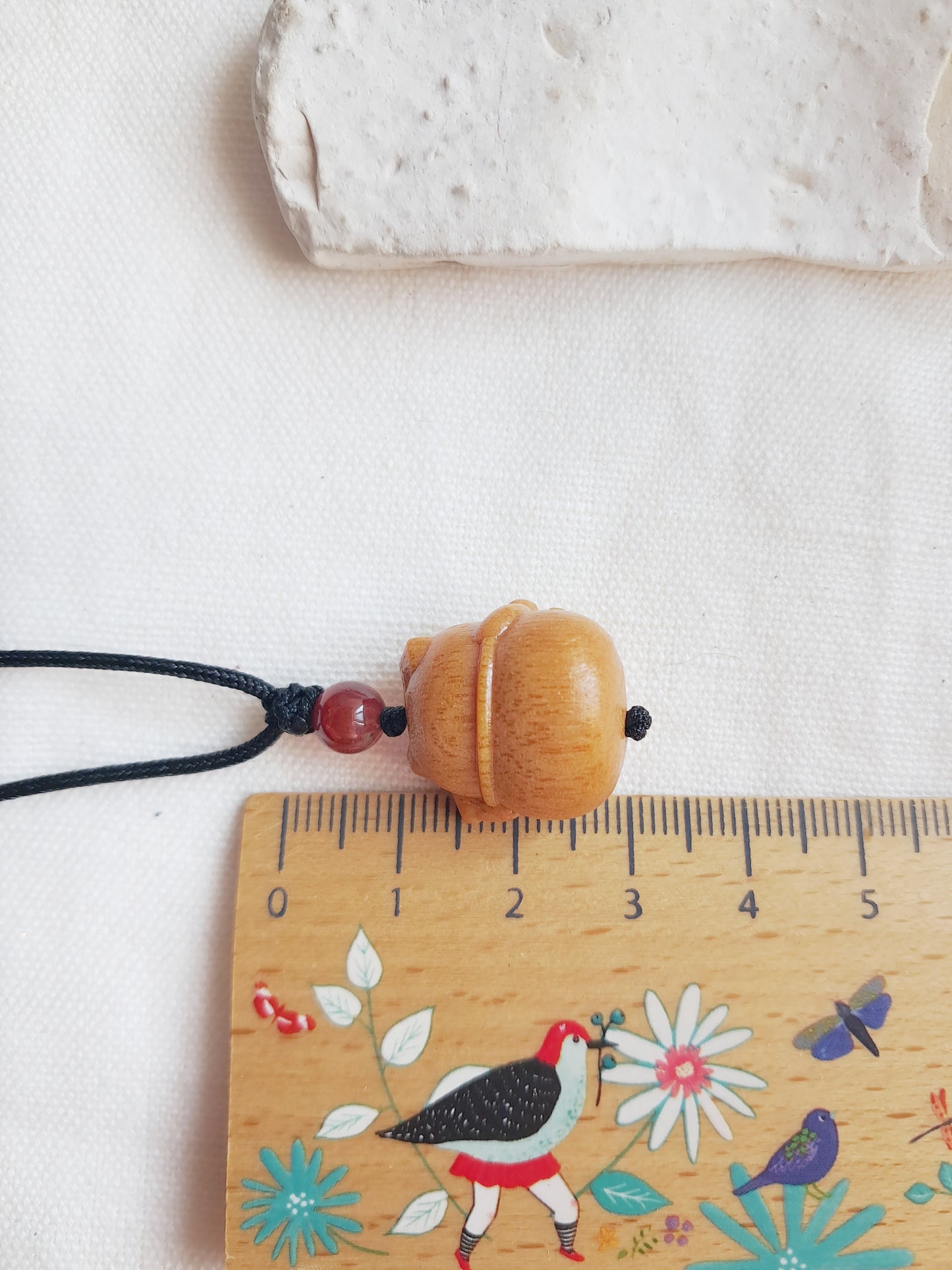 Collier chat de la chance en bois
