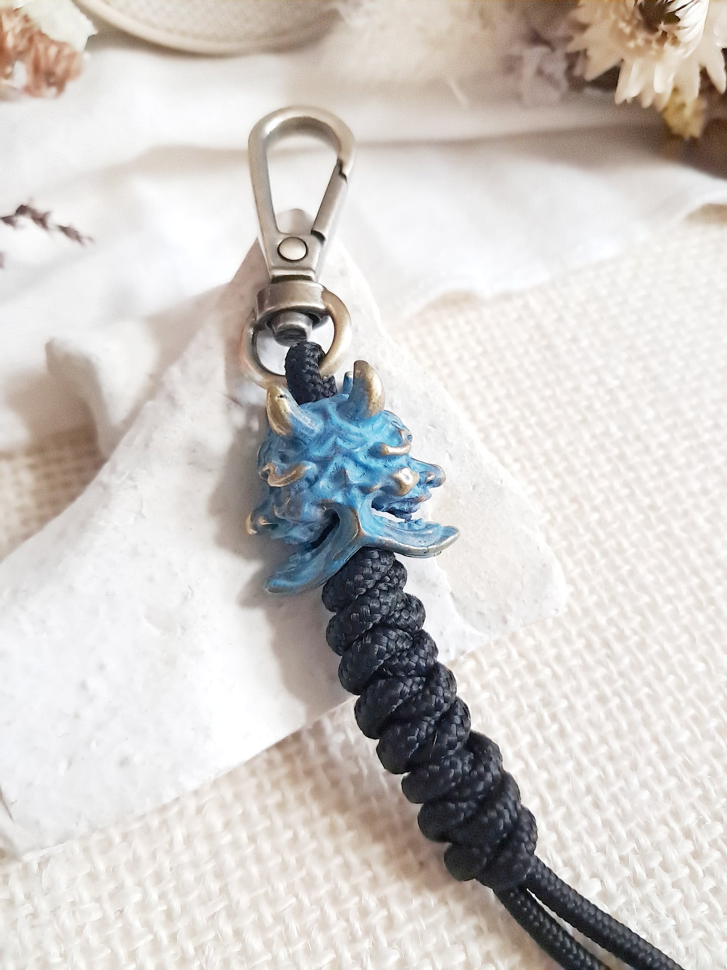 Porte-clés masque double de fantôme japonais Hannya bleu en laiton