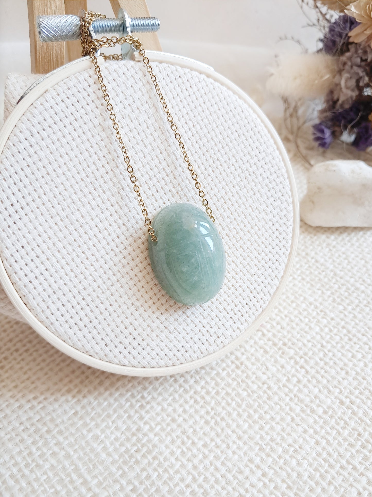 Collier scarabée en aventurine verte et acier inoxydable doré