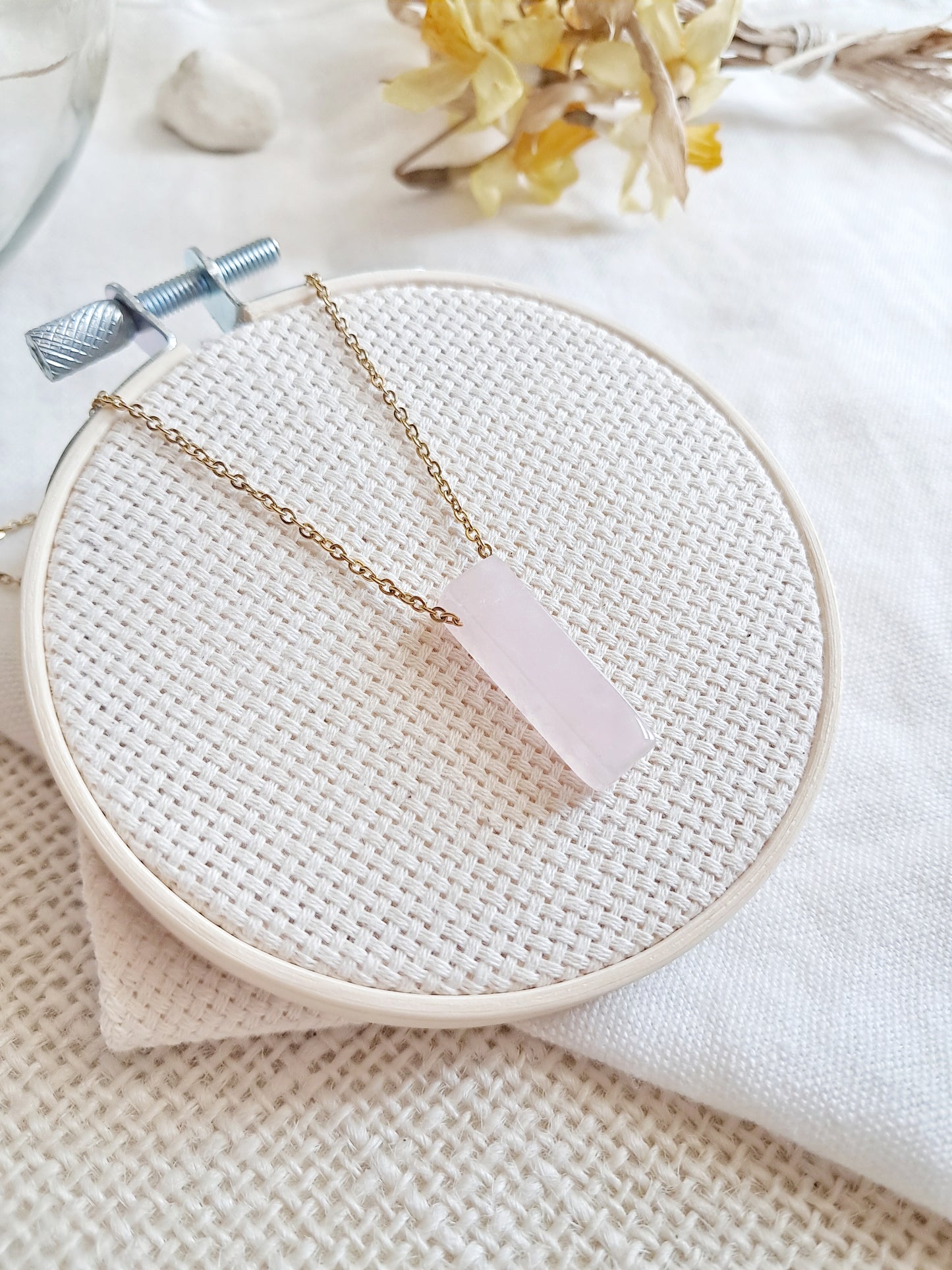 Collier rectangle en quartz rose et acier inoxydable doré