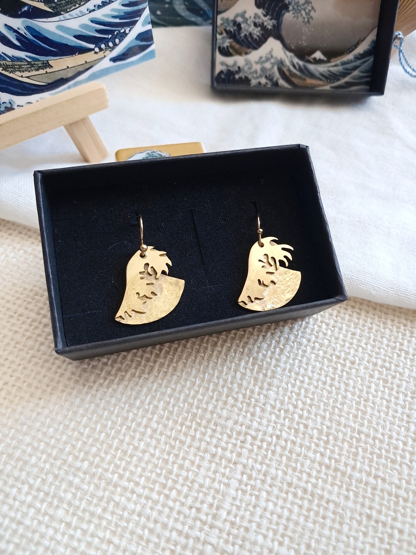 Boucles d'oreilles La grande vague de Kanagawa d'Hokusai en laiton