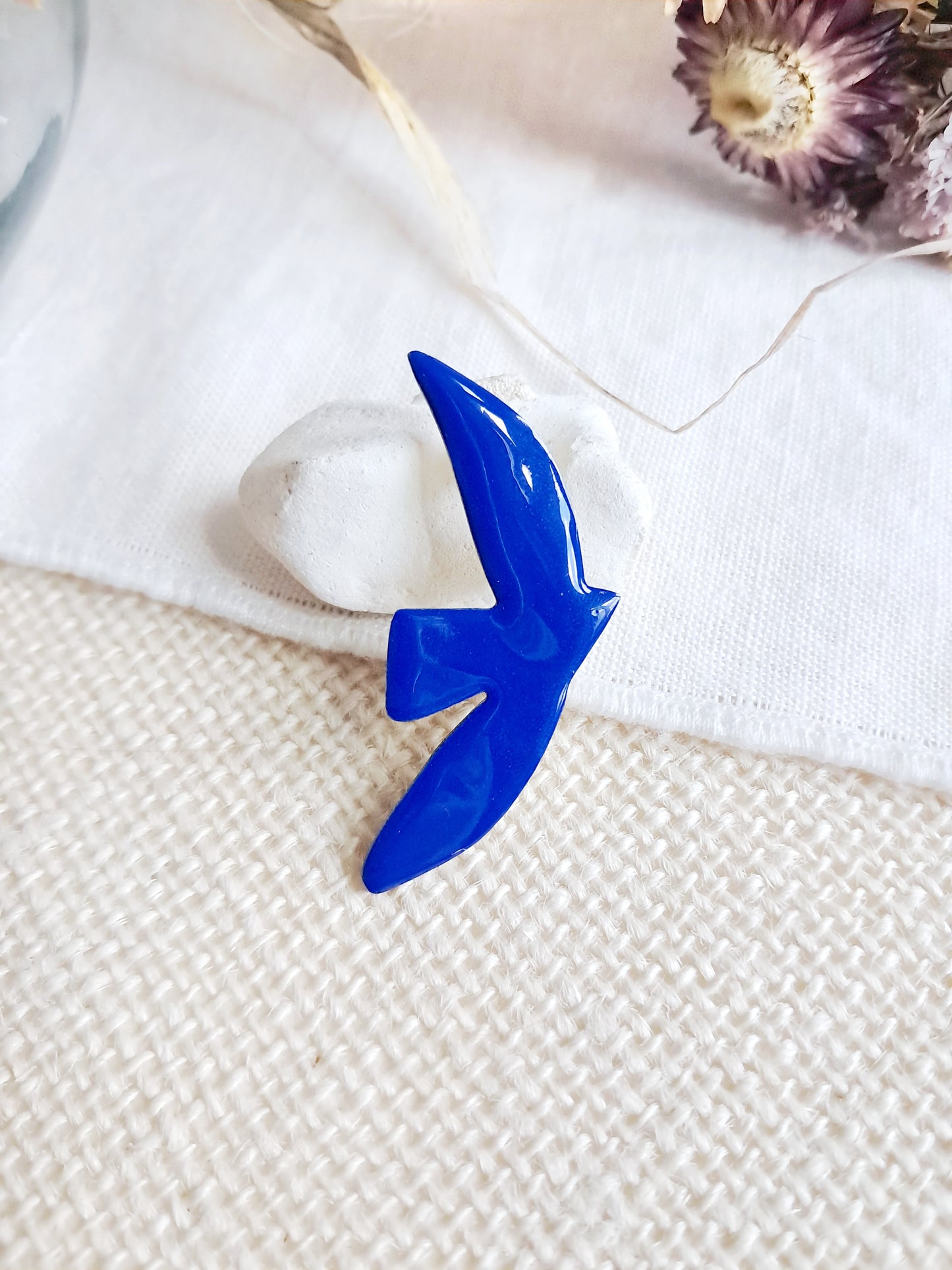 Broche oiseau bleu de Matisse en laiton et émail