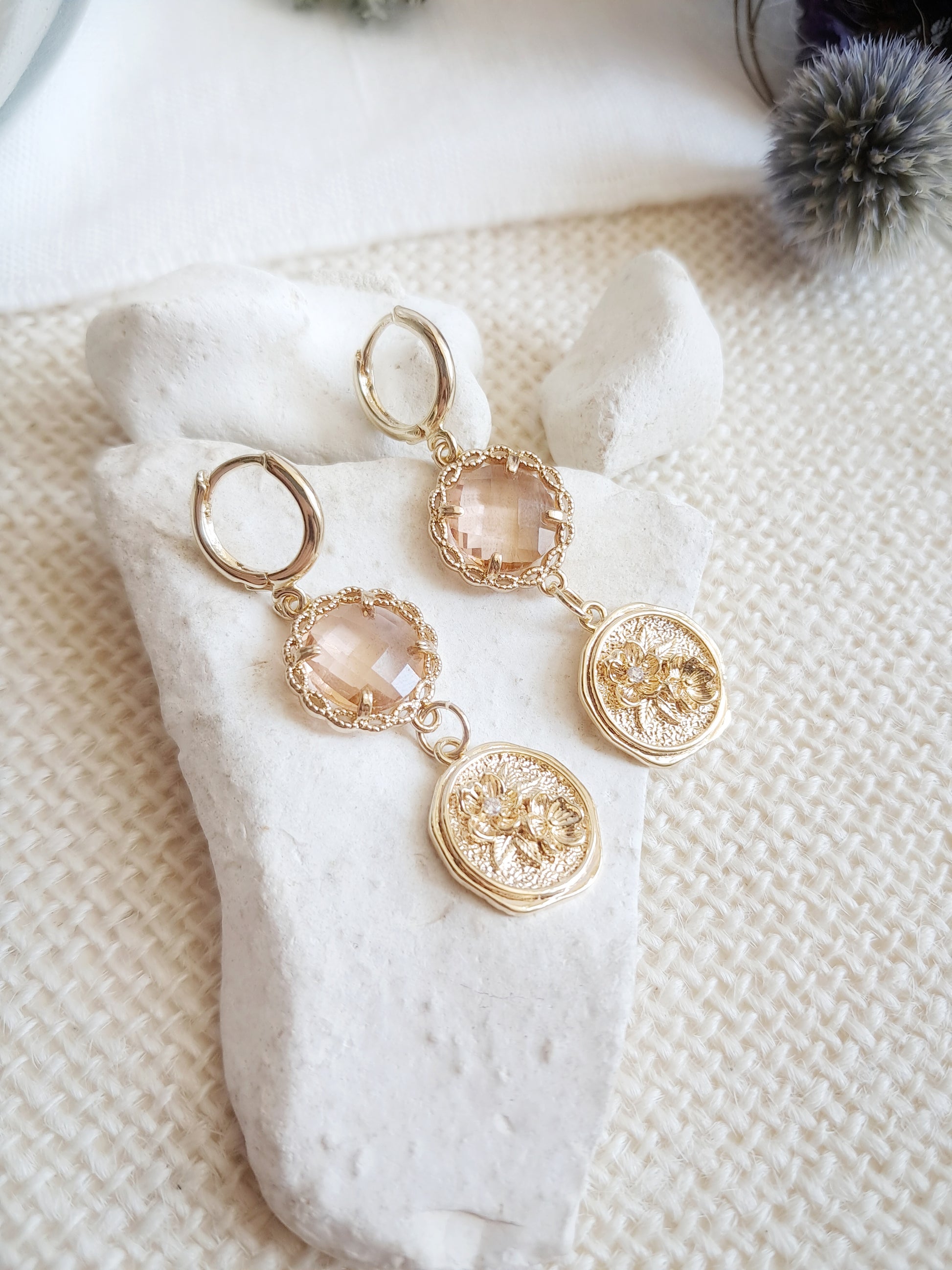 Boucles d'oreilles créoles pendantes médaillons fleurs de cerisier