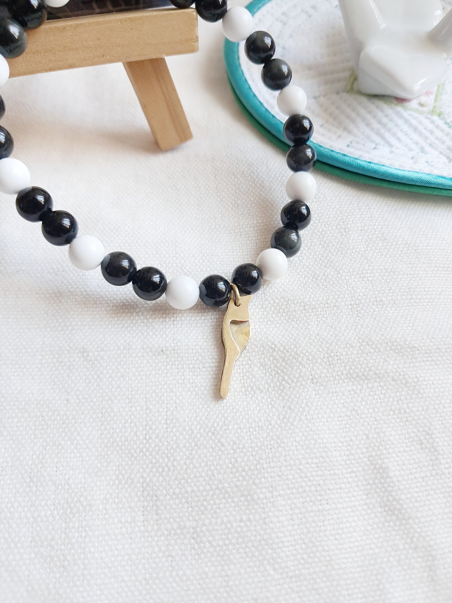 Bracelet pie kkachi (까치) avec sa breloque en laiton faite main