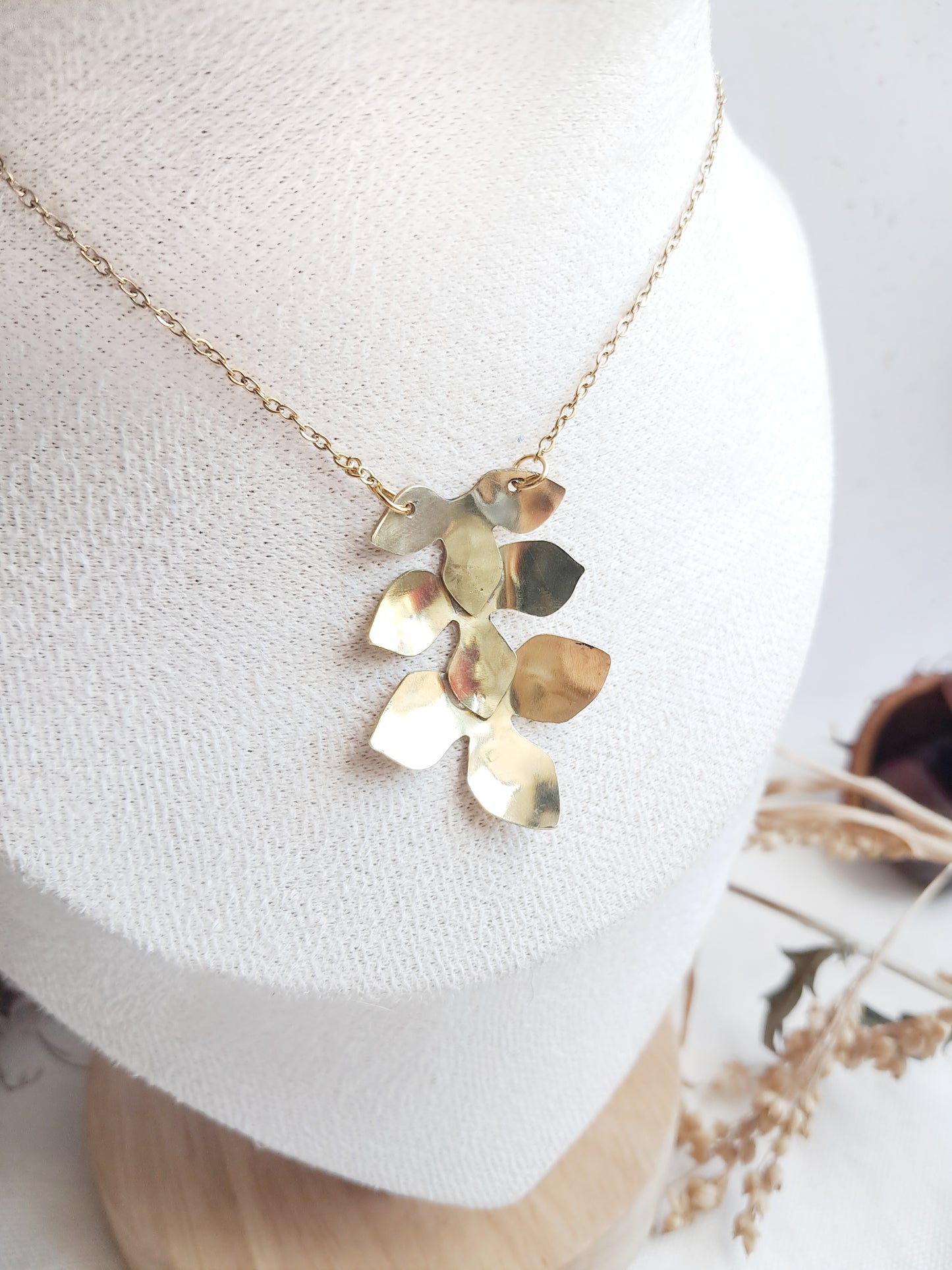 Collier inspiration fleur d'hortensia en laiton