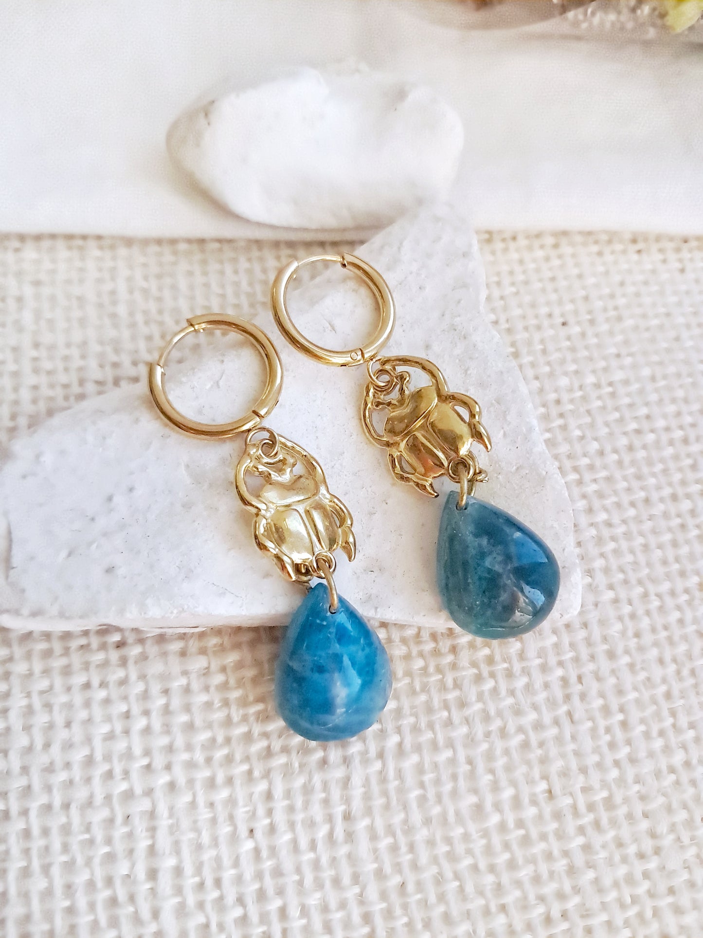 Boucles d'oreilles créoles scarabées en apatite