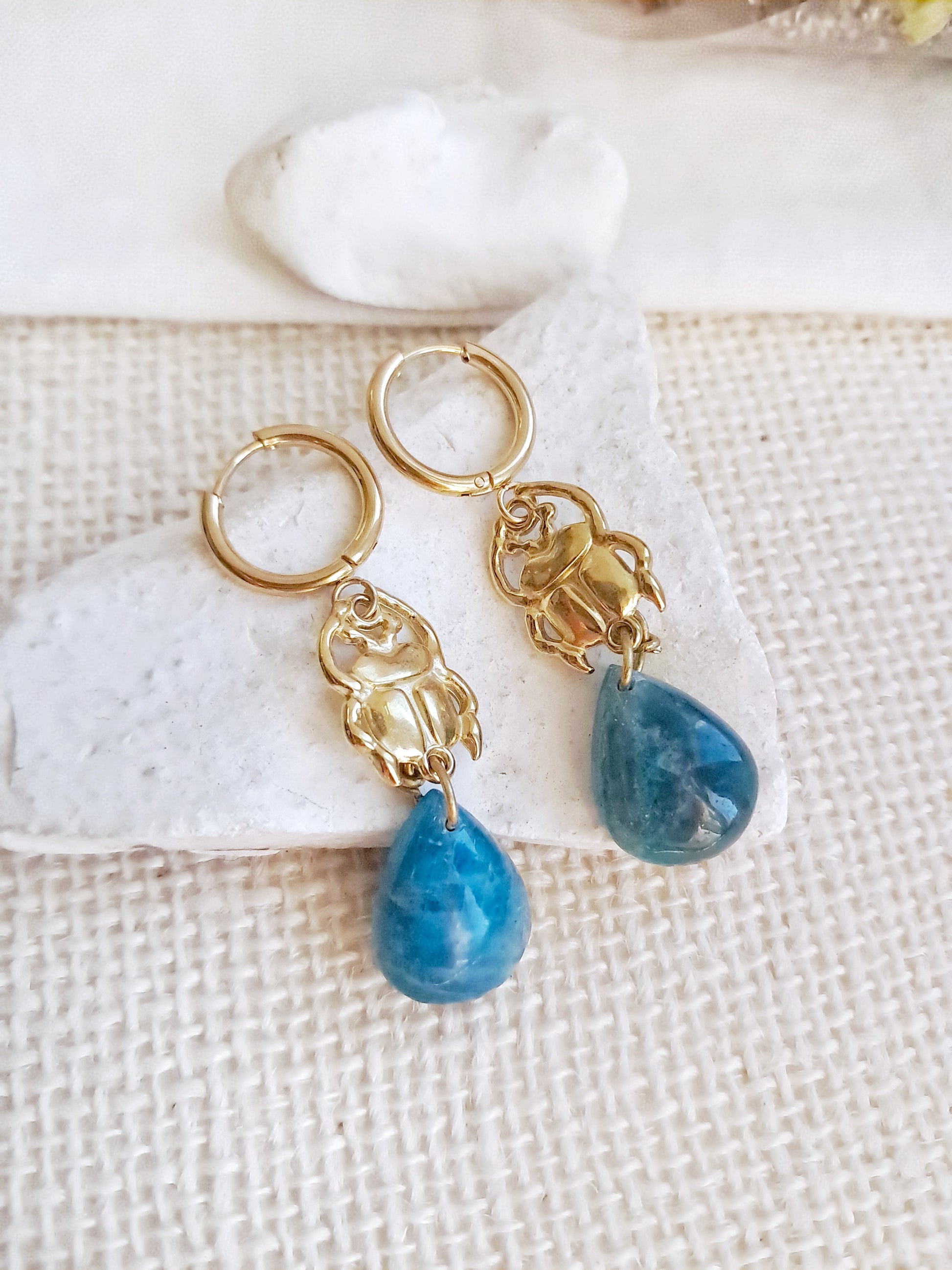 Boucles d'oreilles créoles scarabées en apatite