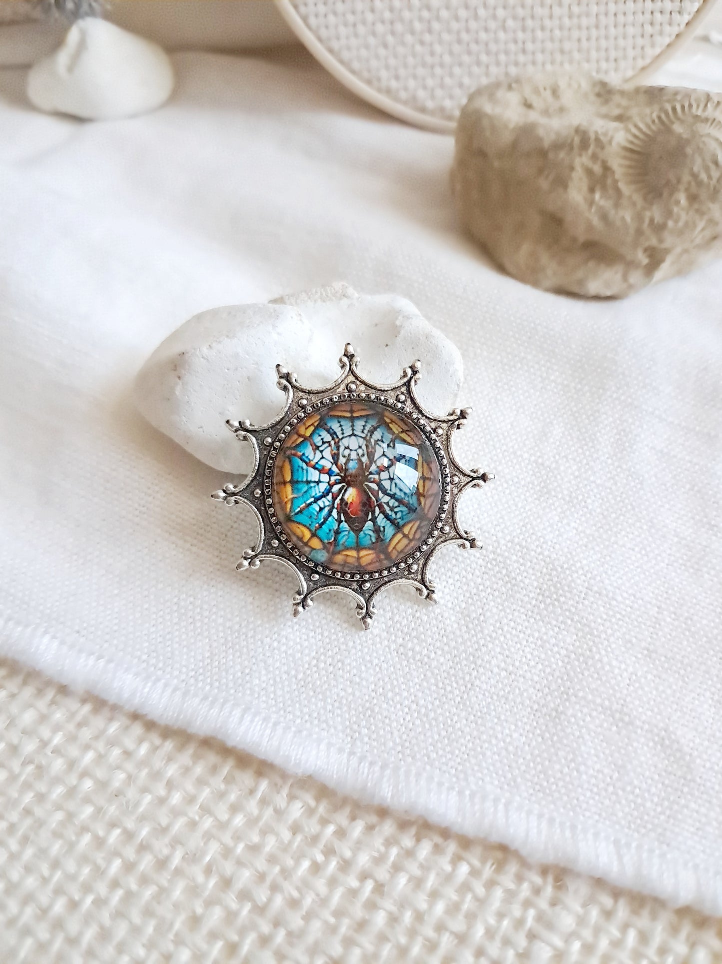 Broche araignée style gothique médiéval