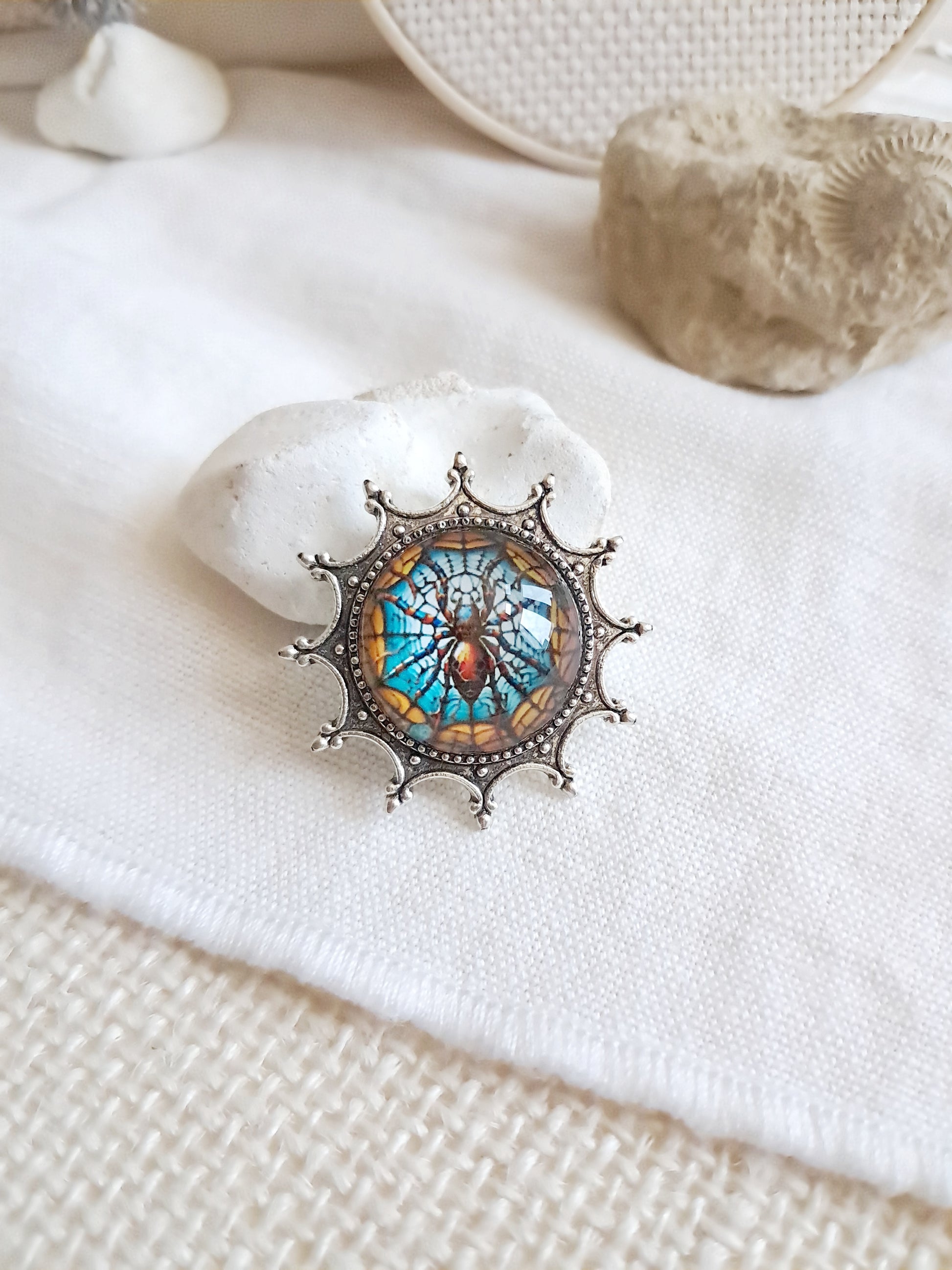 Broche araignée style gothique médiéval