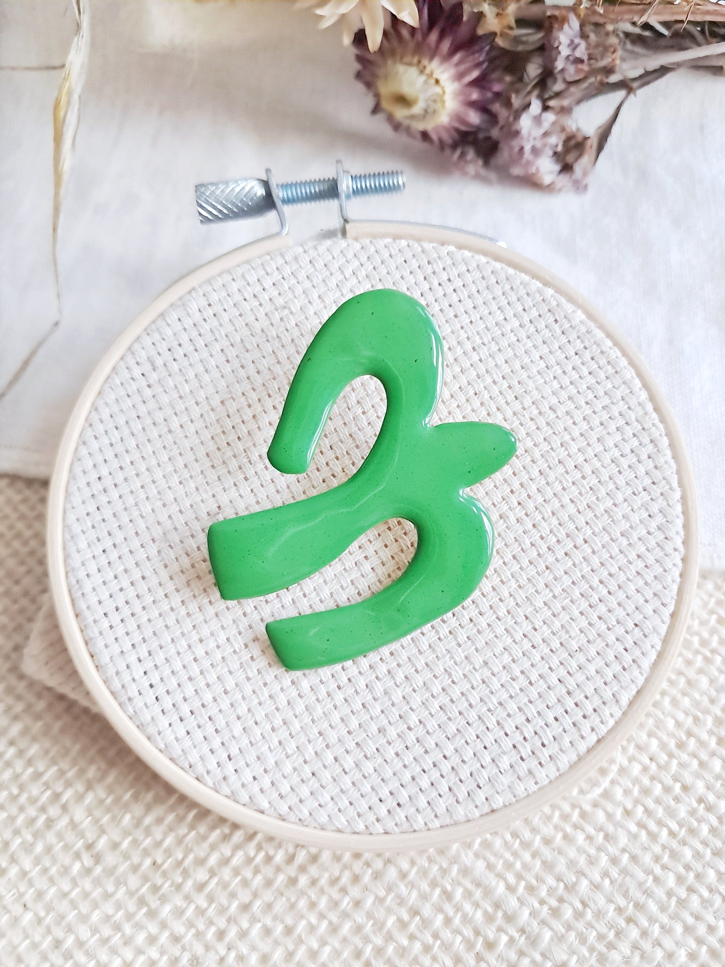 Broche oiseau vert de Matisse en laiton