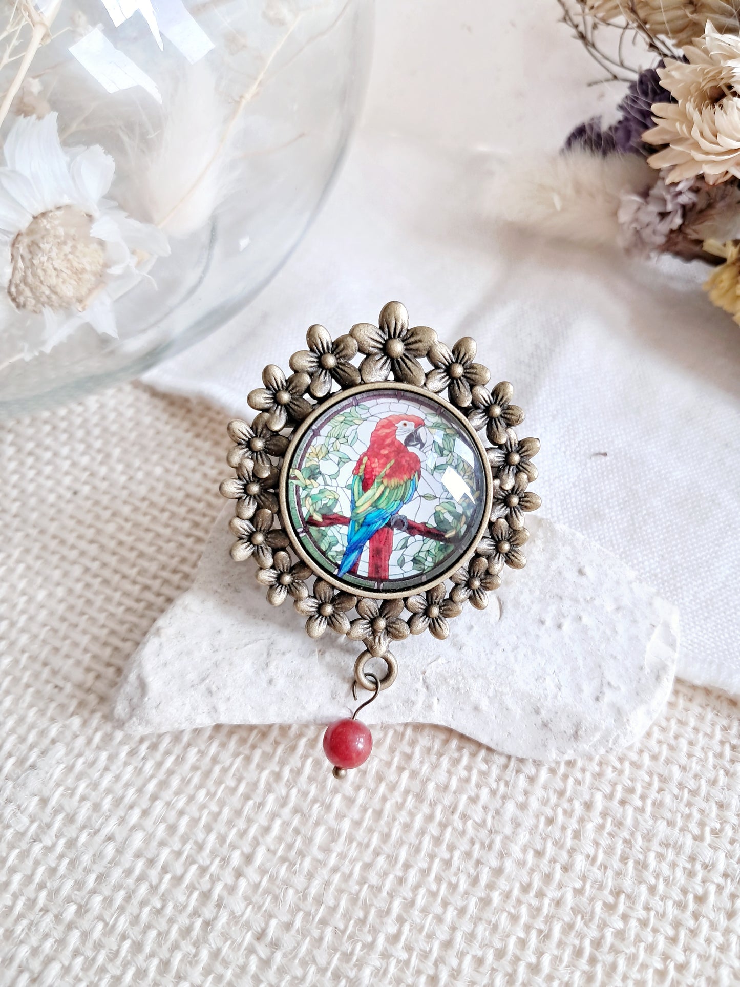Broche cabochon perroquet