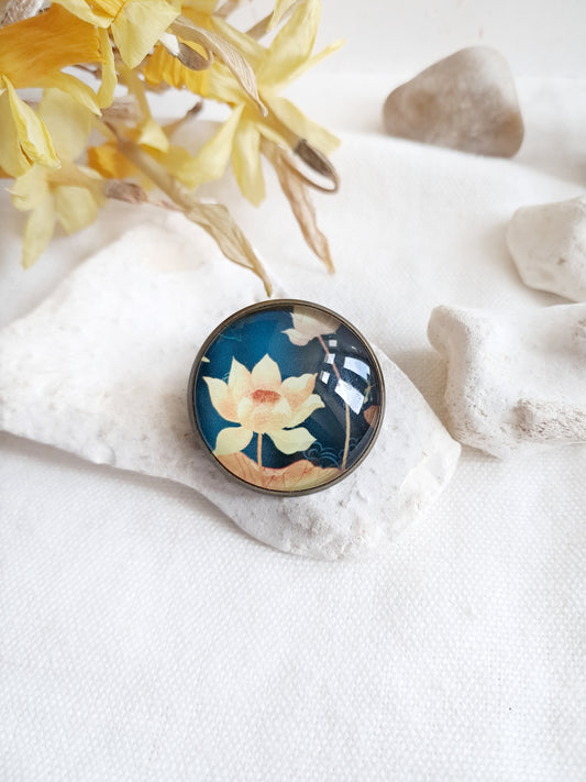 Broche cabochon fleurs de lotus jaunes