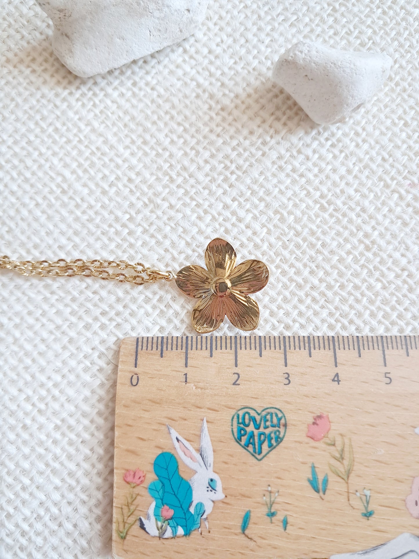 Collier fleur rouge et abeilles en acier inoxydable