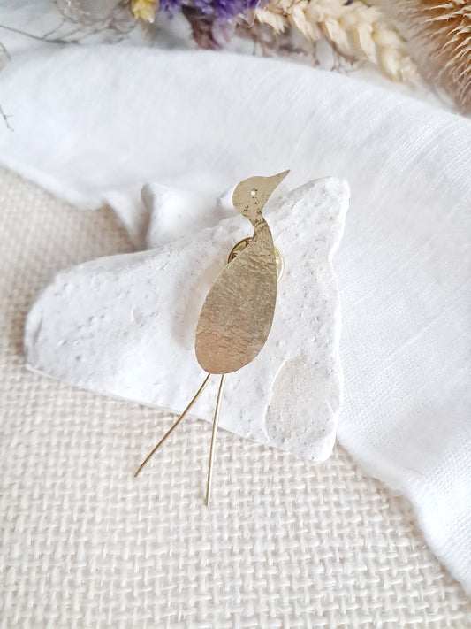 Pin's grue texturée en laiton