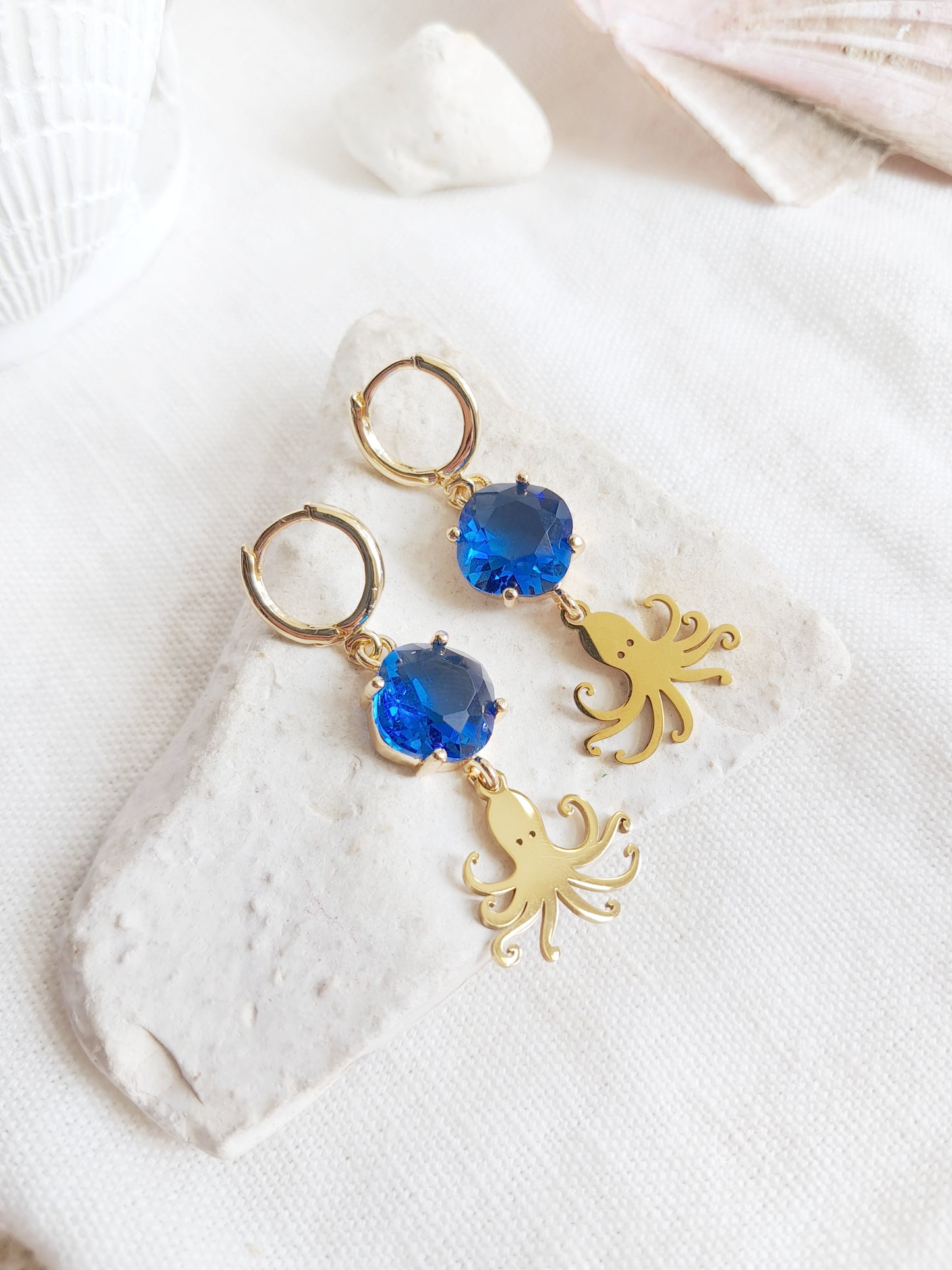 Boucles d'oreilles créoles clips pieuvres et gemmes bleues