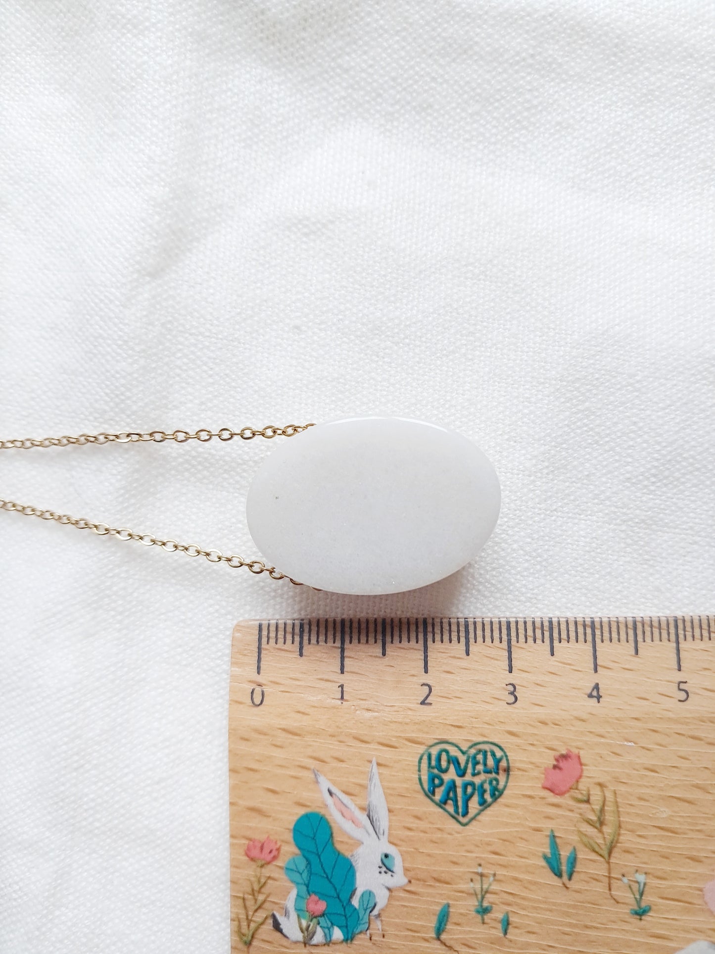 Collier scarabée en jade blanc et acier inoxydable doré
