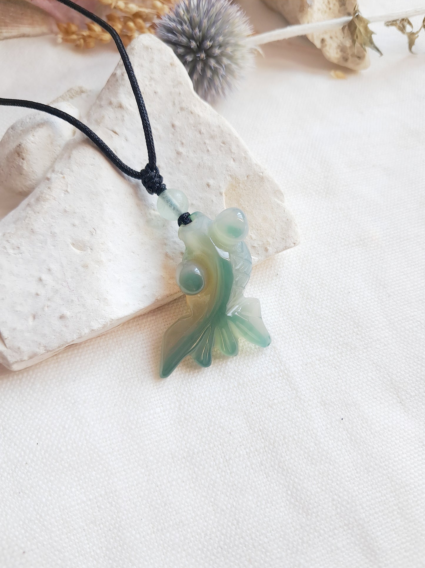 Collier ajustable poisson en agate verte et perle en fluorite