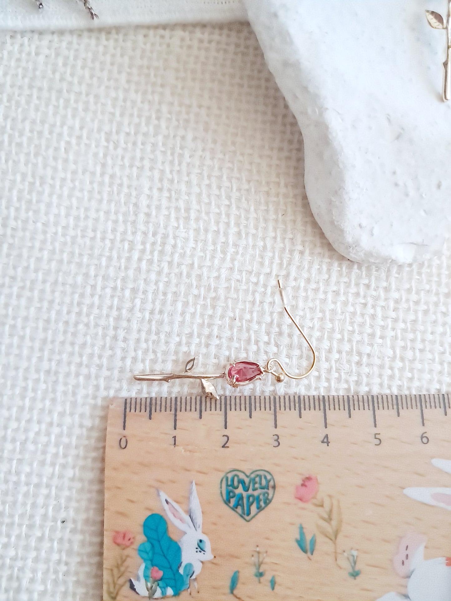Boucles d'oreilles pendantes roses rouges