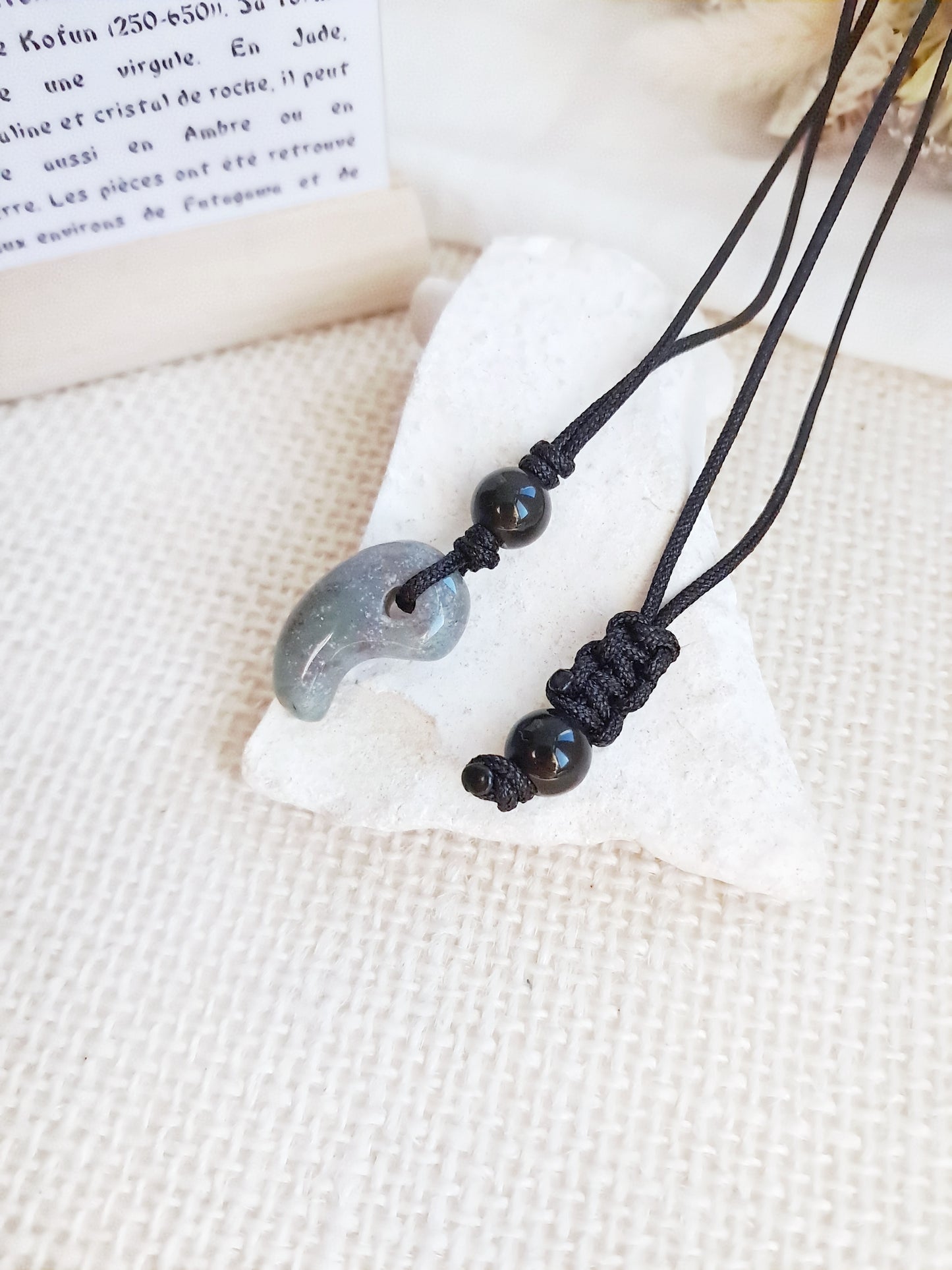 Collier Magatama Gogok en agate indienne gris vert