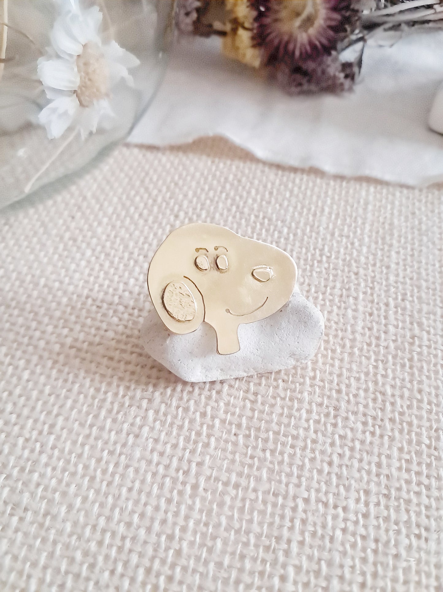 Pin's Snoopy en laiton et émail