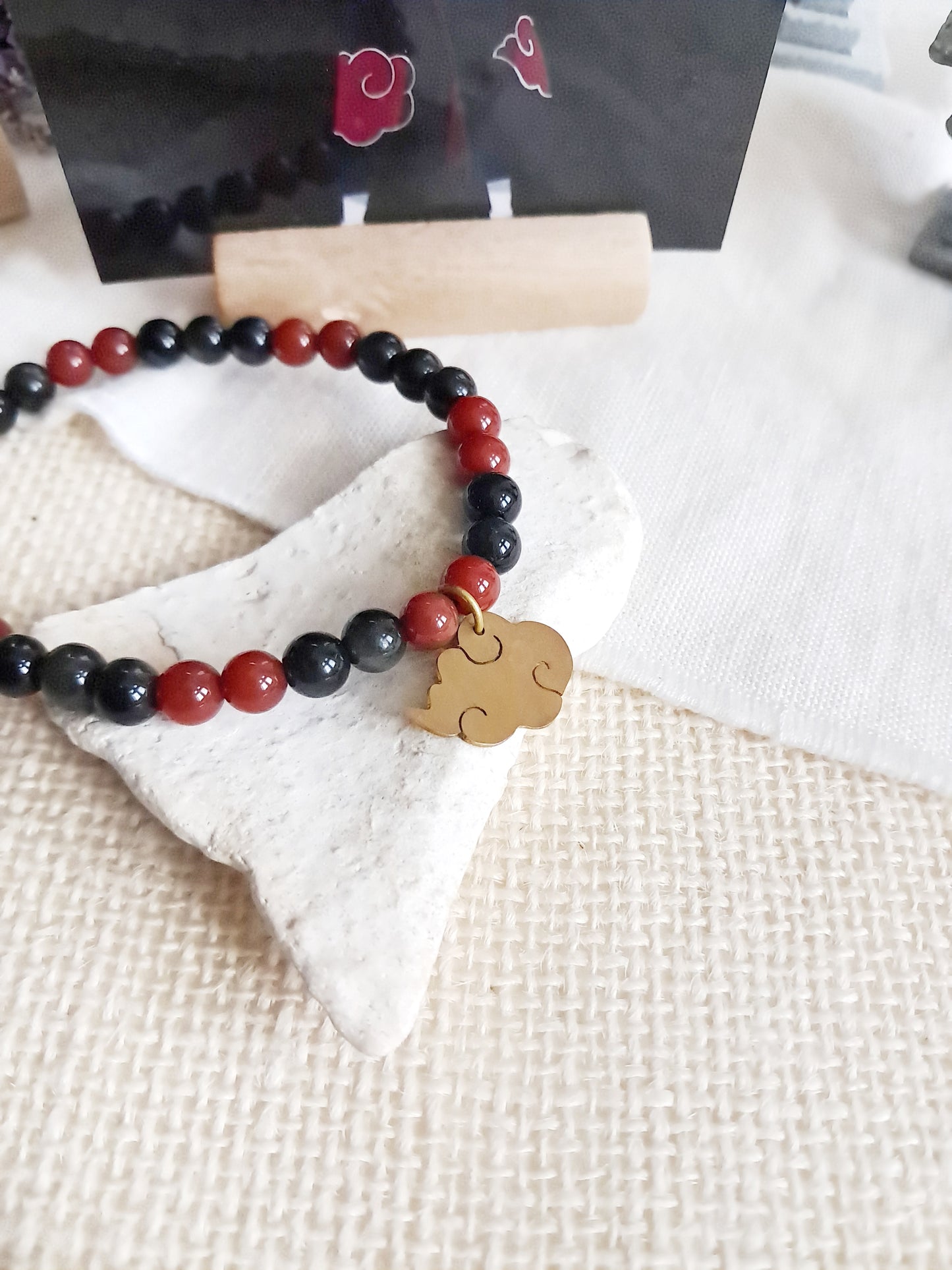 Bracelet Itachi Uchiwa avec sa breloque en laiton