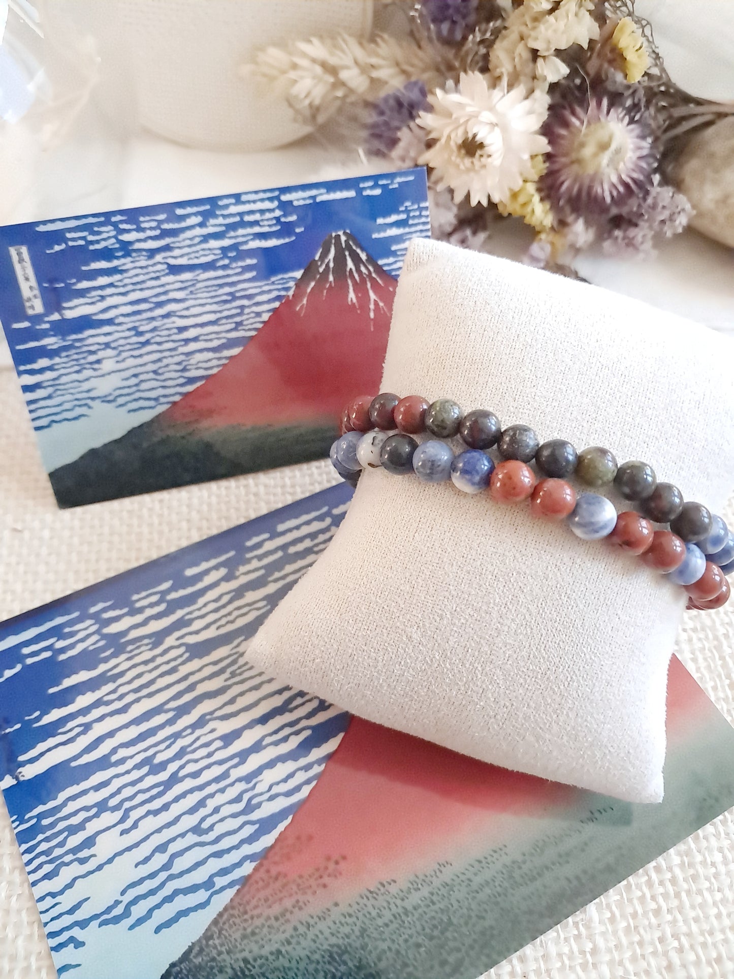 Bracelet de l'estampe "Le Fuji par temps clair" d'Hokusai (perles brillantes) - exposition Nantes 2025