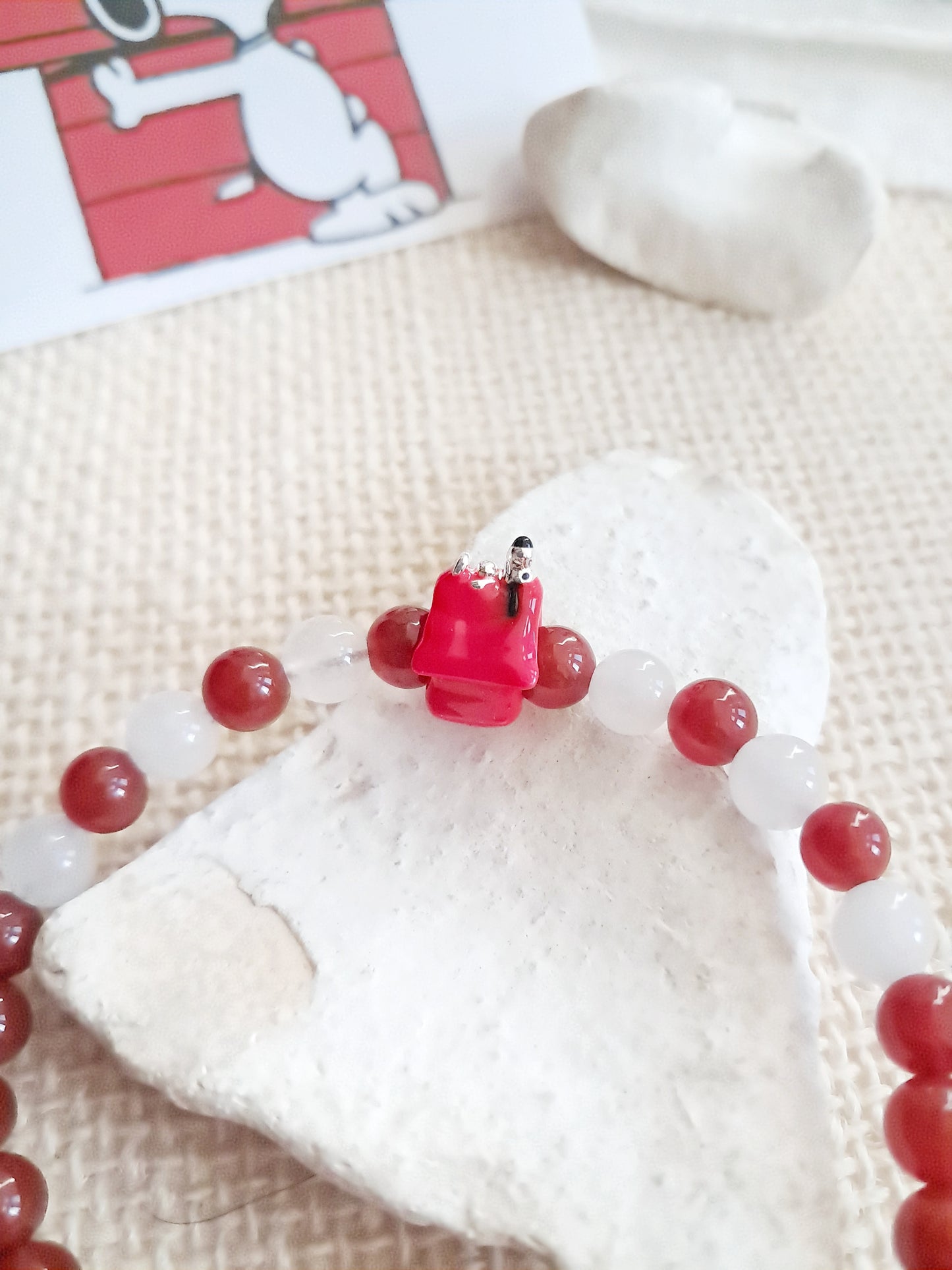 Bracelet Snoopy sur sa niche avec sa breloque en argent 925