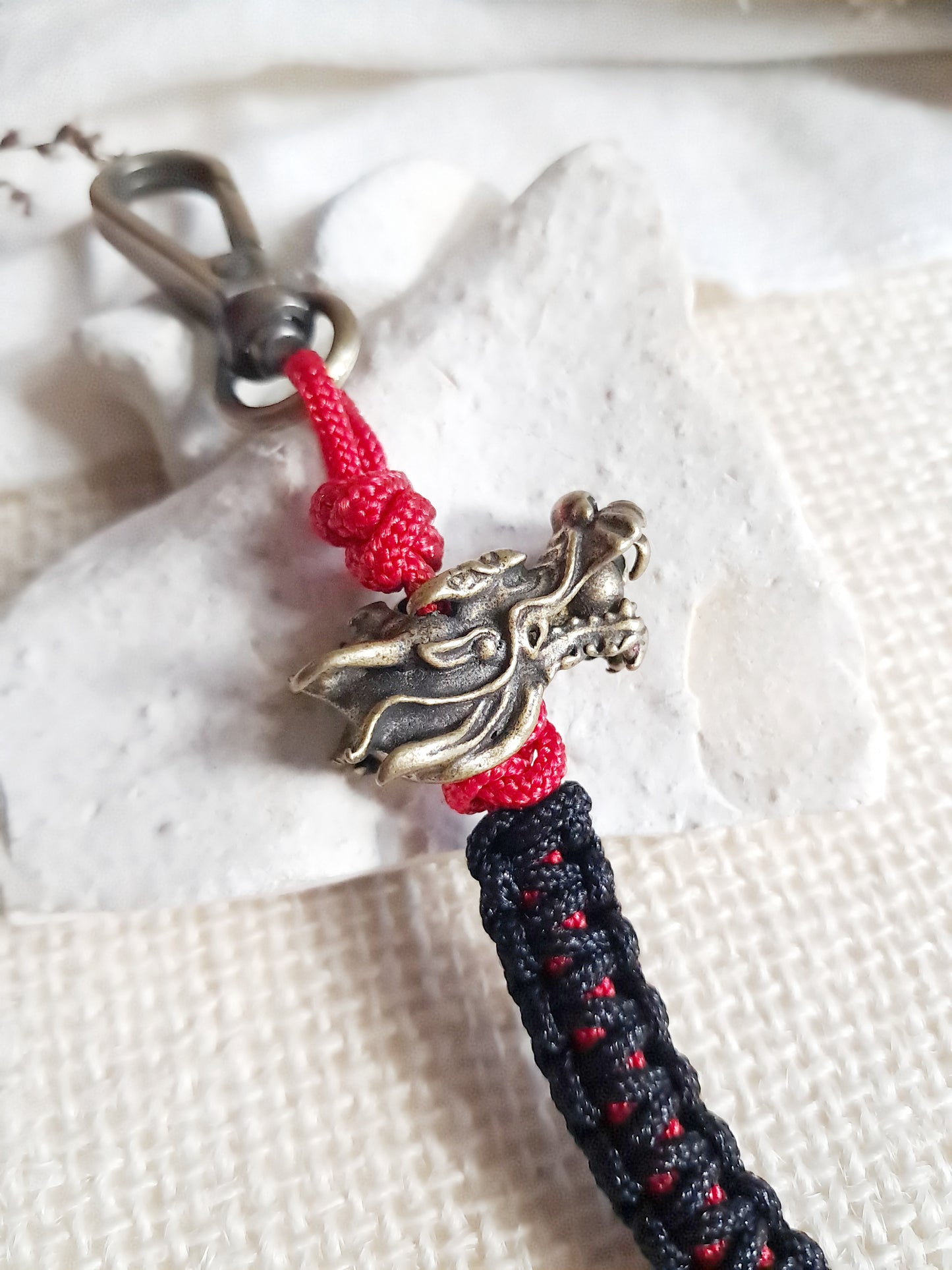 Porte-clés tête de dragon et tissage rouge et noir
