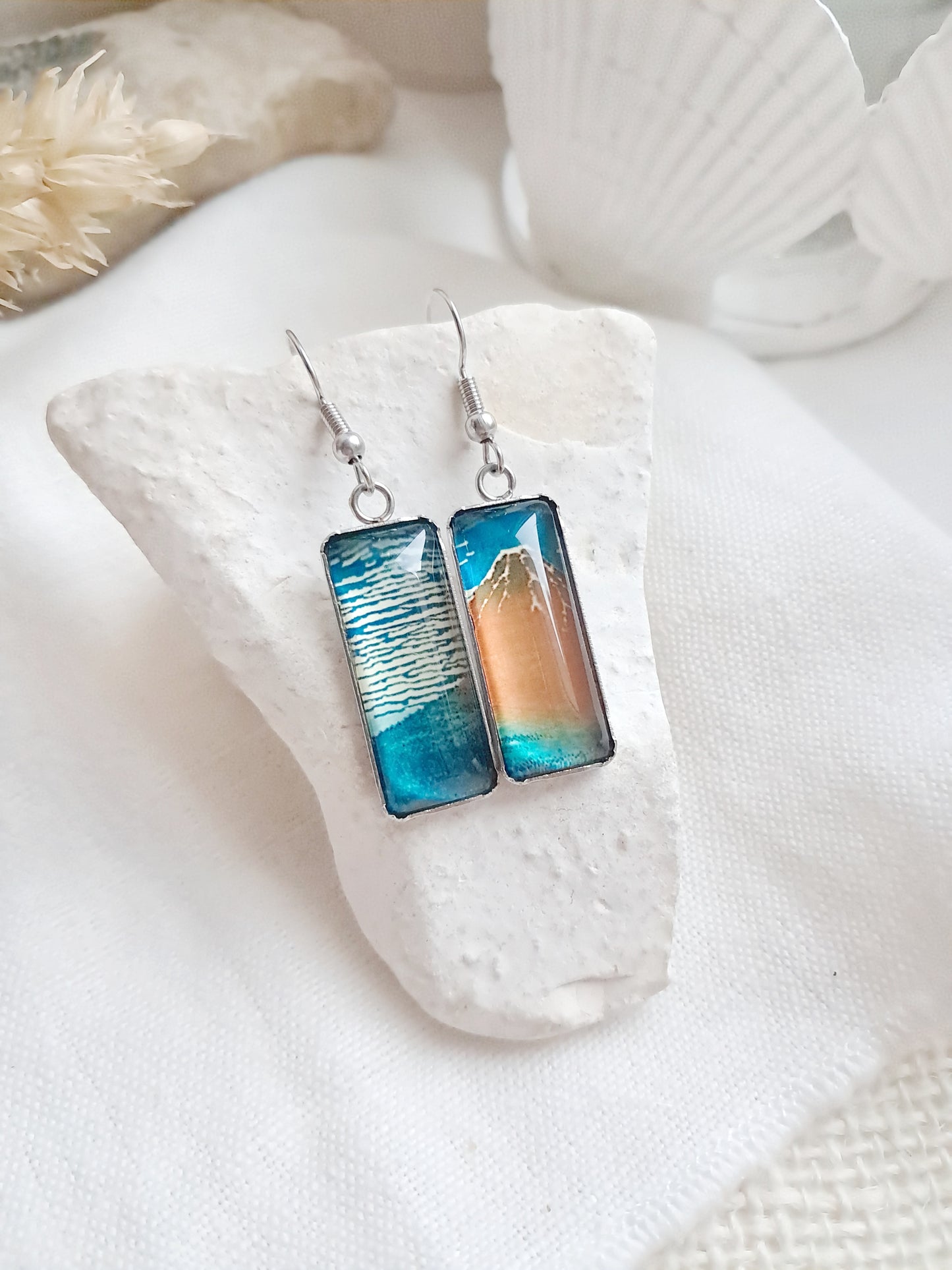 Boucles d'oreilles "Fuji par temps clair" par Hokusai - exposition Nantes 2025