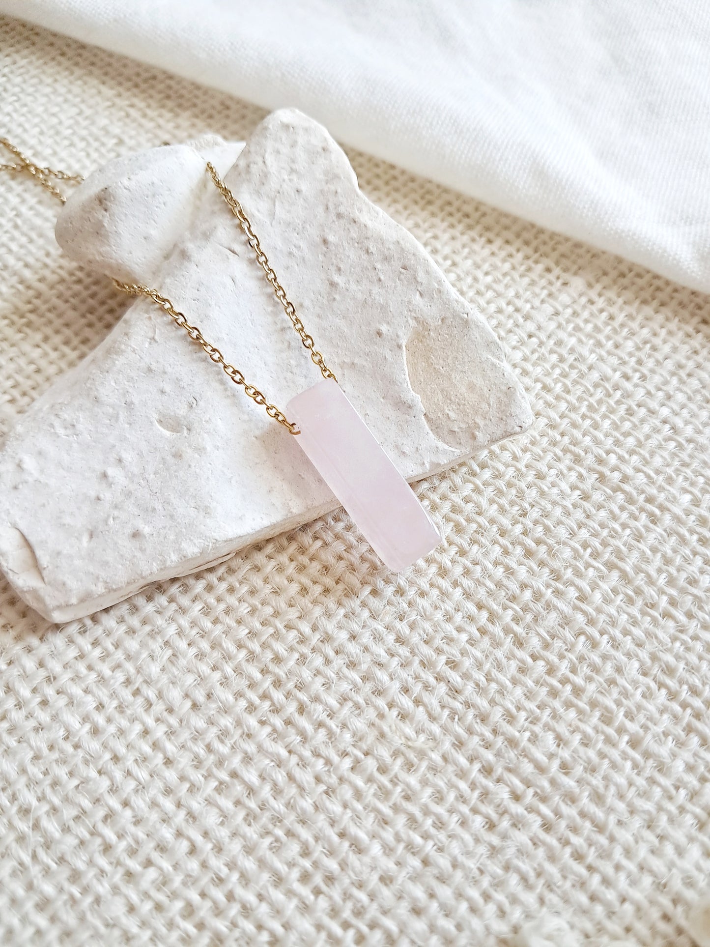 Collier rectangle en quartz rose et acier inoxydable doré