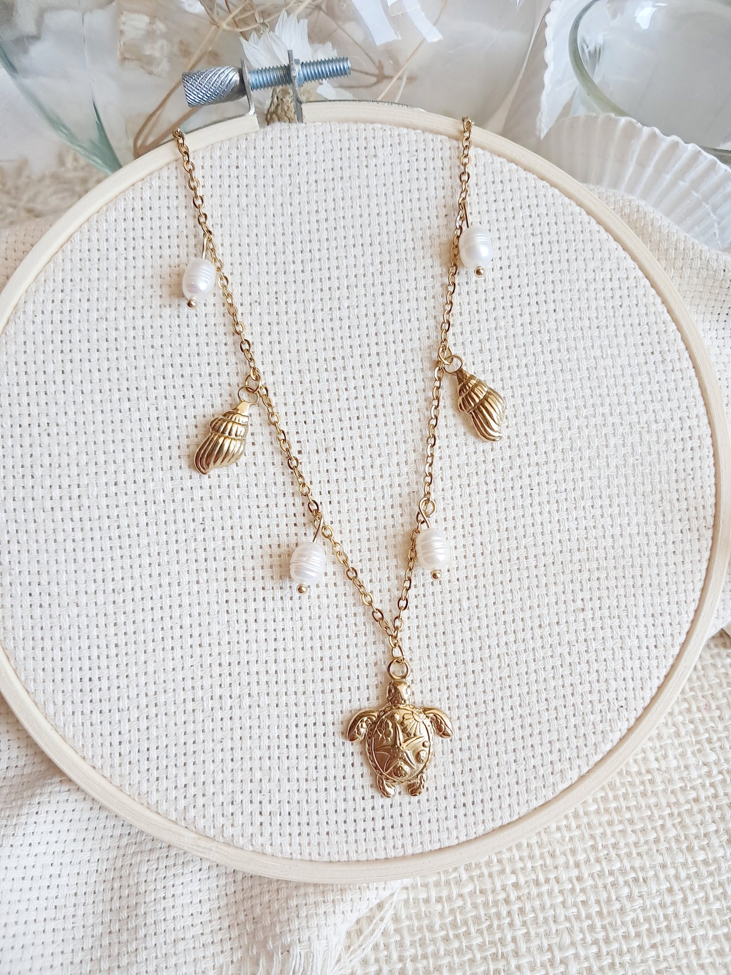 Collier tortue, coquillages et perles d'eau douce